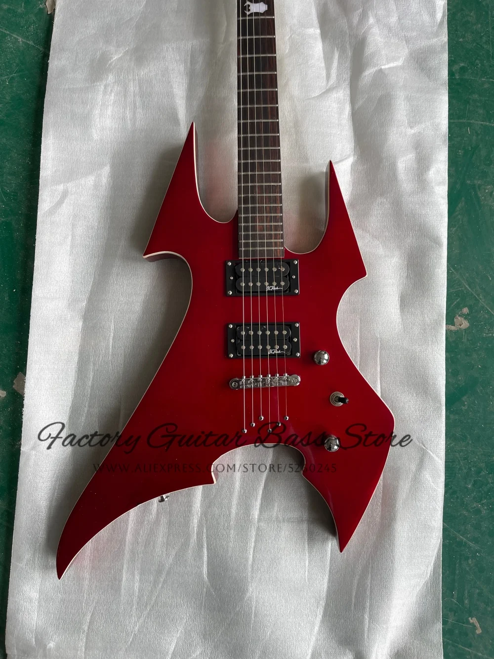 

Изготовленная на заказ металлическая красная гитара, корпус из цельного дерева с белым креплением, накладка из палисандра, фиксированный бридж, звукосниматели HH