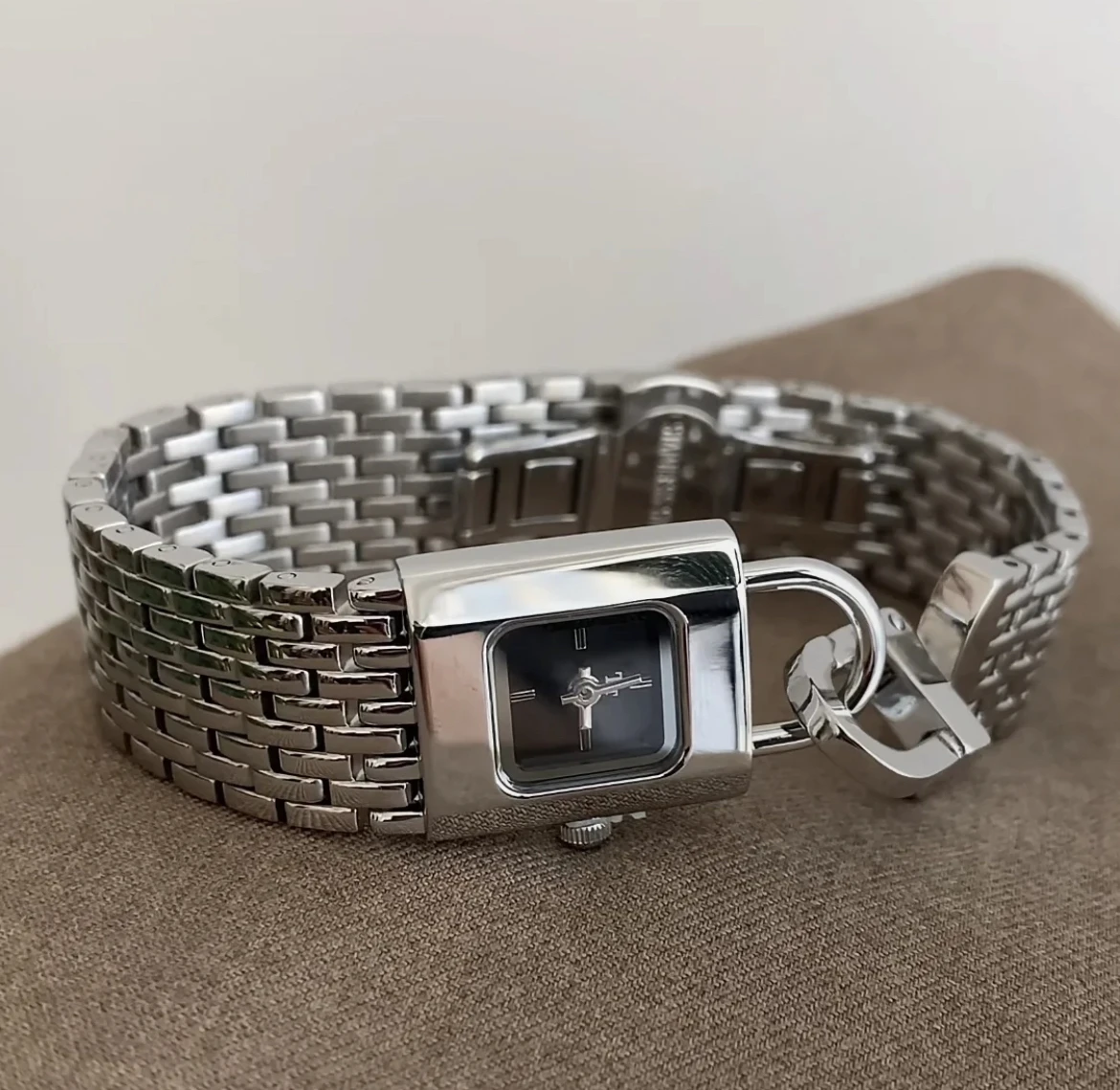 

TT lock full steel chain ladies simple quartz watch temperament fashion trend watch high-end silver and black ladies gift