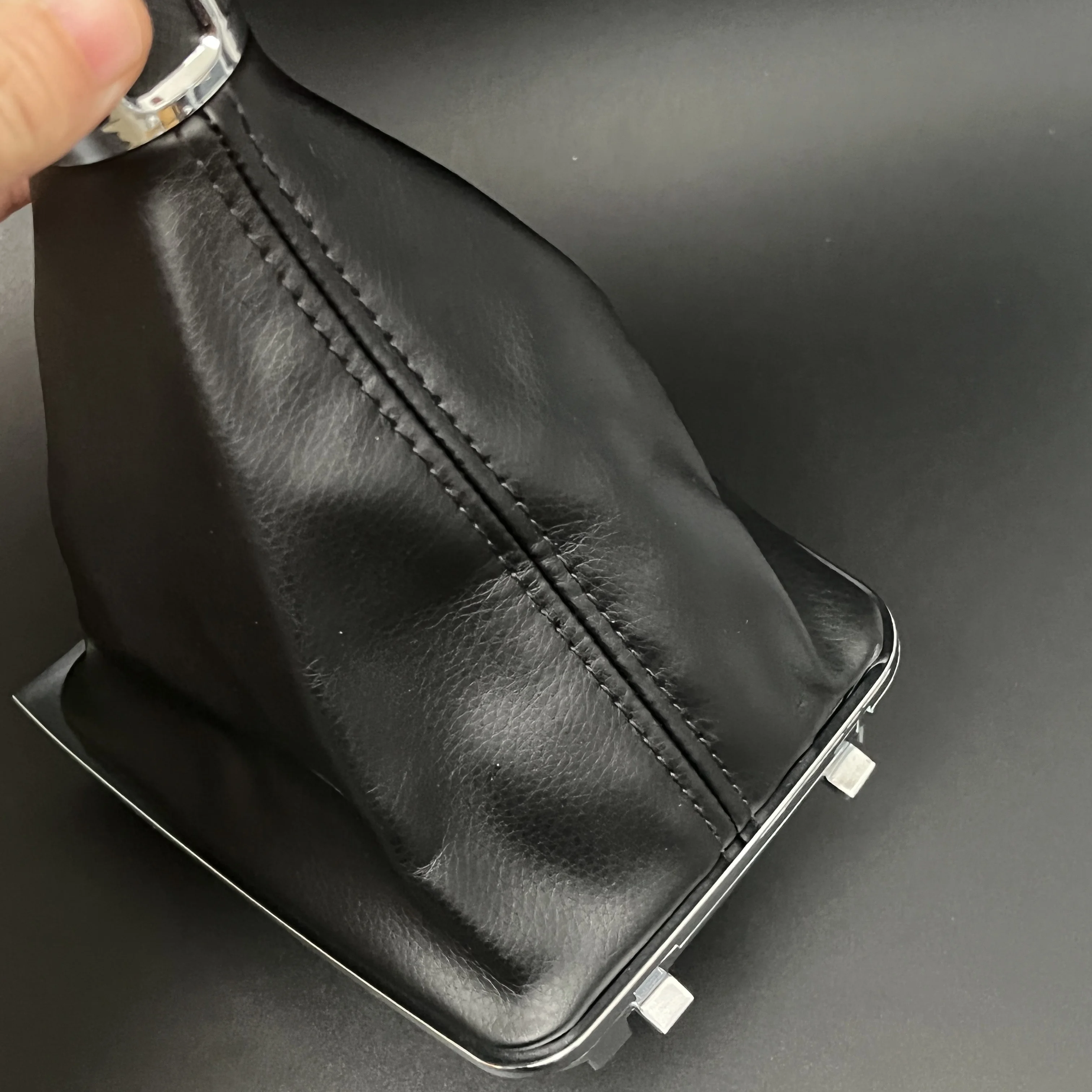Auto 5/6-Gang-Schaltknauf mit Lederbezug für manuelle Schaltung VW Golf 7 MK7 GTI GTD 2013 2014 2015 2016 2017 2018 – Detail 4