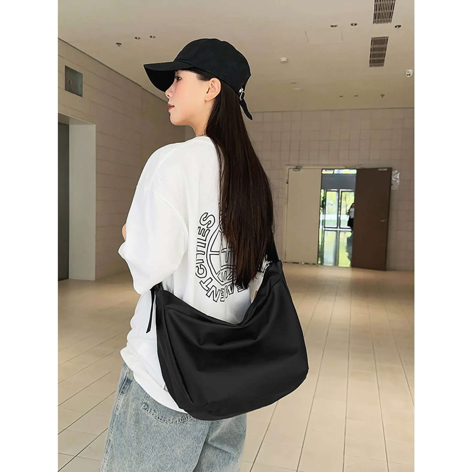 

Japanese crossbody bag for men, single shoulder workwear, large capacity mailman bag, simple and fashionable crossbody bag