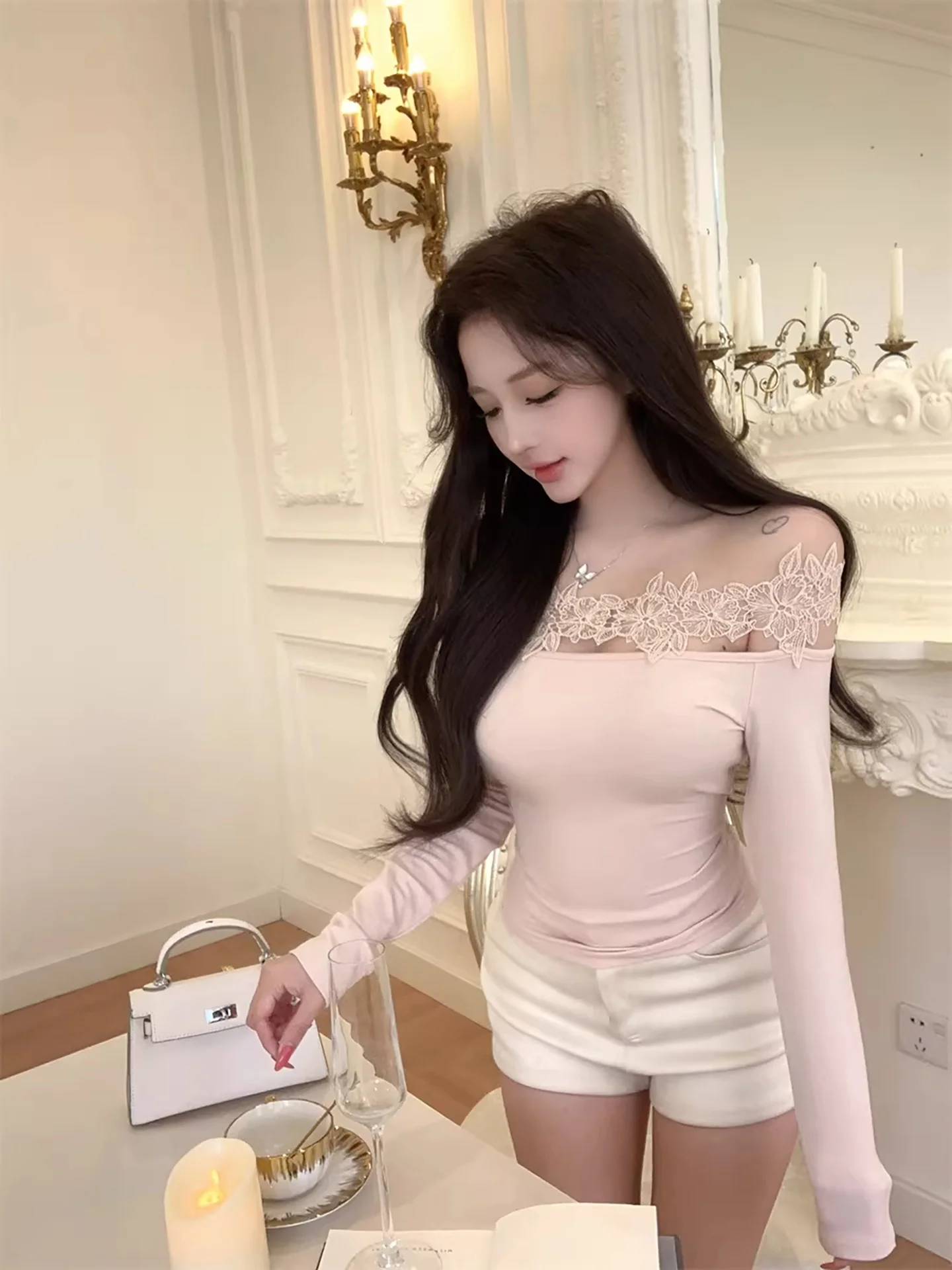 Różowa bluzka z koronkowym wykończeniem, długa, damska, jesienno-zimowa, w stylu pure desire, z jednym ramieniem, bazowa, do noszenia pod spód, pięknie dziergana.