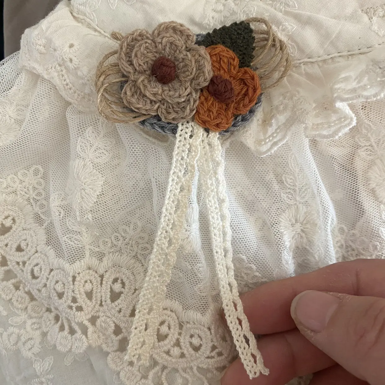 Handmade Chinese Style Crochet Flower Brooch Vintage Forest Lucky Auspicious Lace Tassel Pin For Women Coat Scarf Accessory Gift