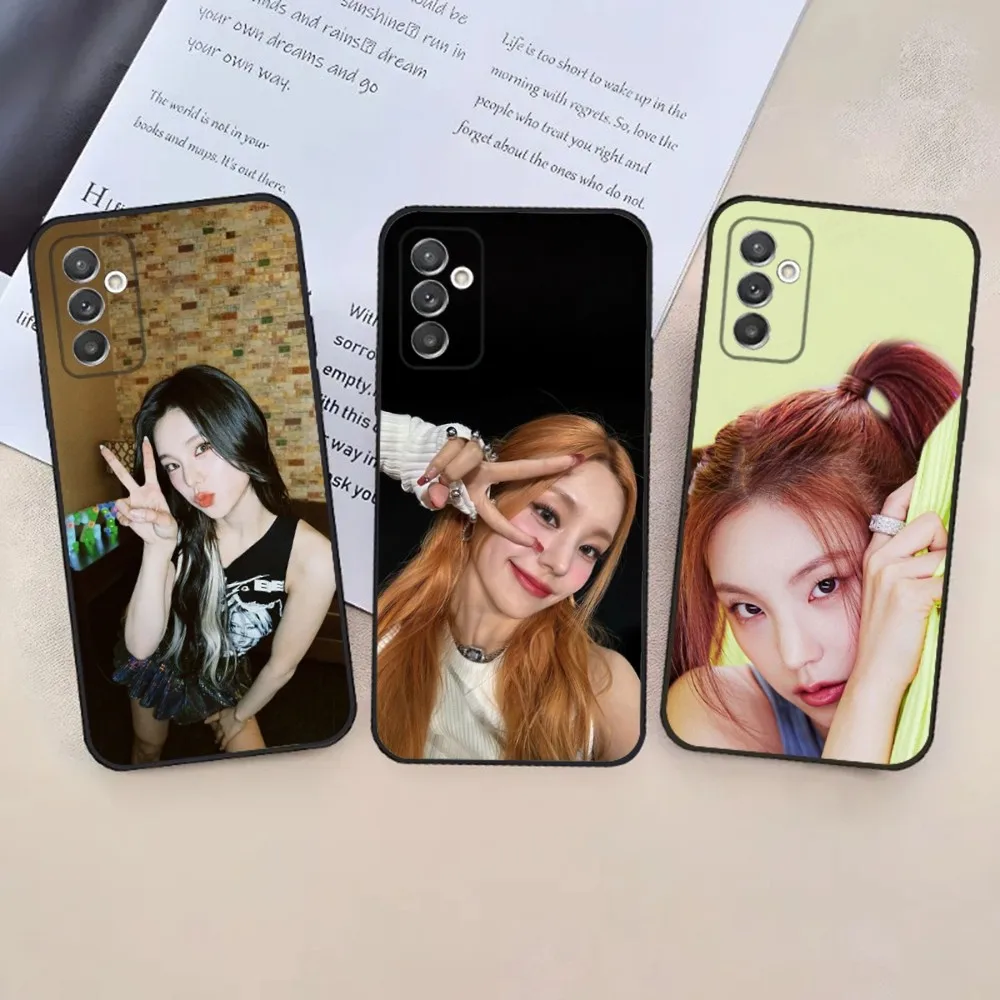 

Hwang Y-Yeji Phone Case For Samsung S24,23,22,30,21,10,9,Ultra,Plus,Lite,FE,5G I-ITZY Black Soft Case