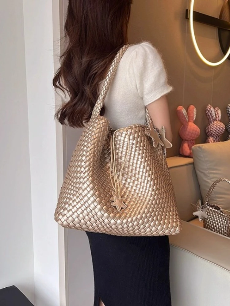 กระเป๋าโท้ทแบรนด์ดีไซเนอร์ ปี 2025 รุ่นใหม่ ทอมือ ความจุมาก กระเป๋าสะพายไหล่ทรงถัง สำหรับผู้หญิง