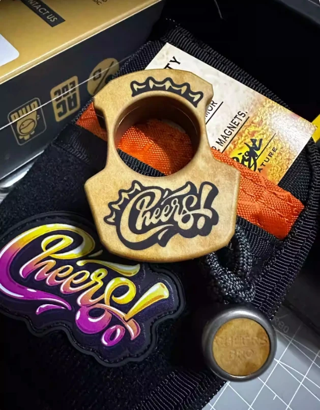 

Подержанный товар EDC MTAK CHEERS разделенная Магнитная пластина для ногтей в сочетании с деревянным волокном и открывалкой для бутылок из титанового сплава