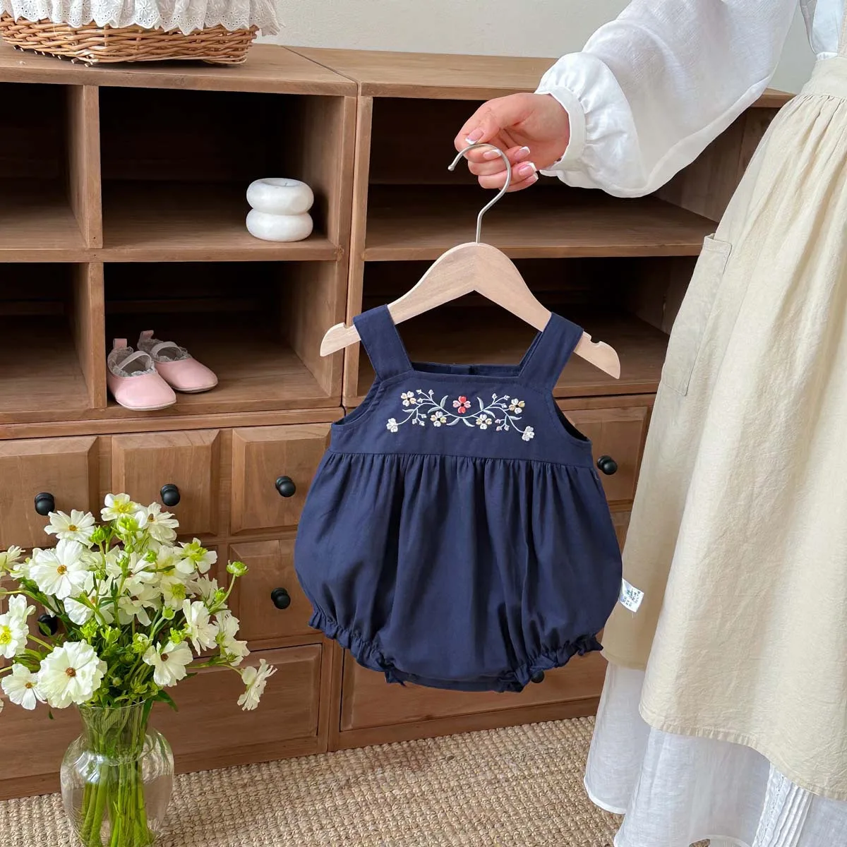 ベビー服-夏の新作-2026-女の子-刺繍入りストラップ三角ロンパース-新生児-西洋風アウター