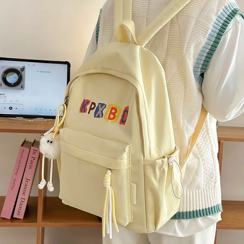 Mochila para mulheres de deslocamento universitário na primavera de 2025, mochila minimalista com grande capacidade e mochila de compras leve