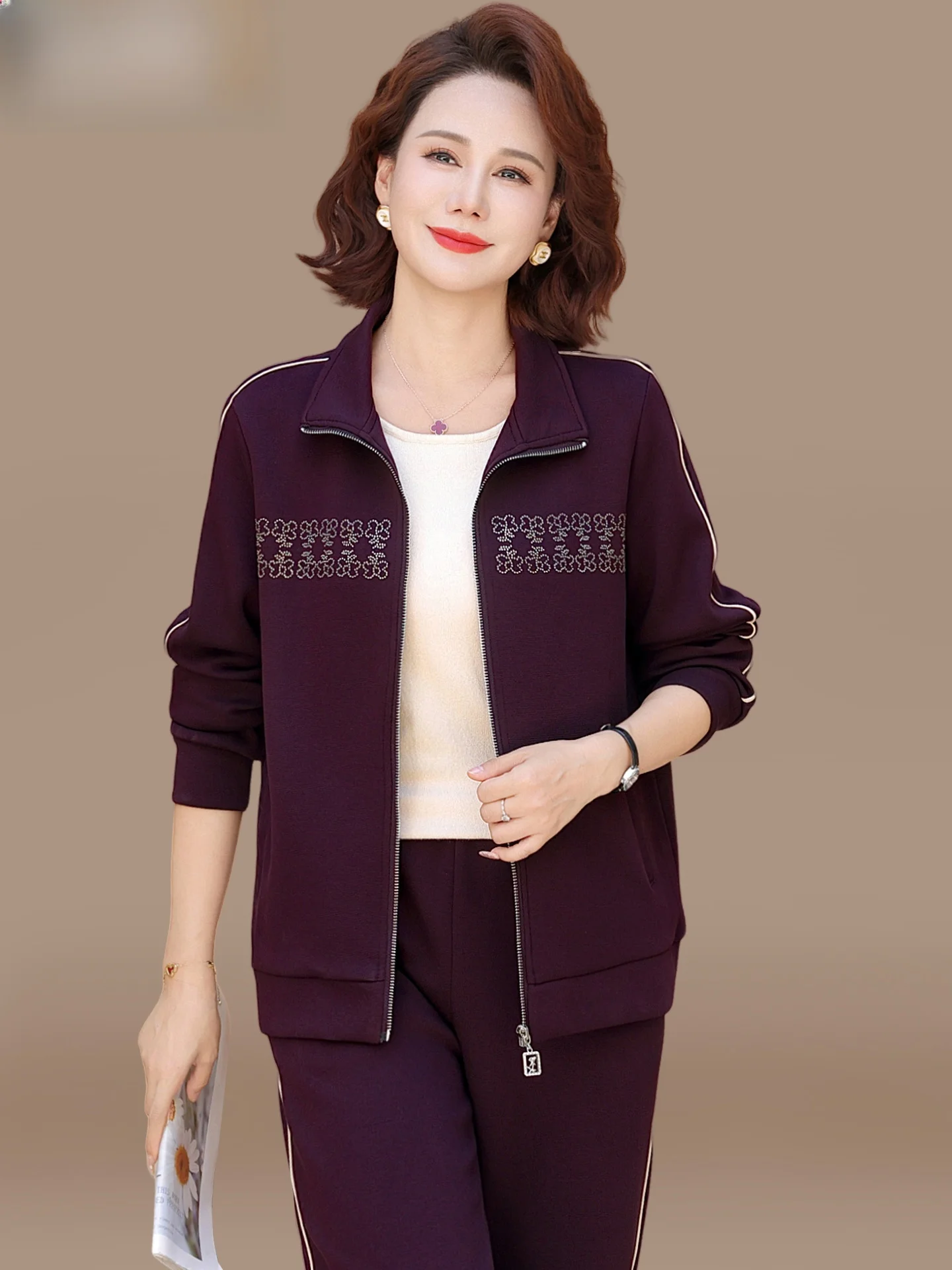 

Повседневный спортивный костюм для женщин среднего возраста, весна-осень 2025, новая коллекция, легкое пальто для мам, комплект из двух предметов, антивозрастной образ