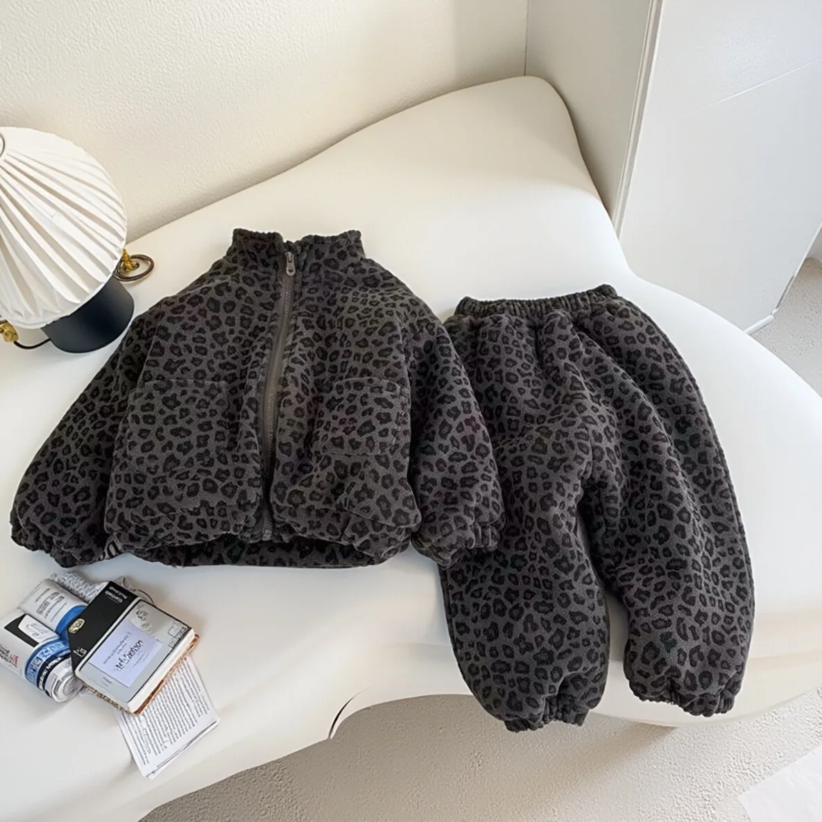 طقم شتوي سميك من الصوف بنمط الفهد، ملابس أطفال للجنسين، بدلة دافئة من قطعتين للأولاد والبنات على الطراز الكوري