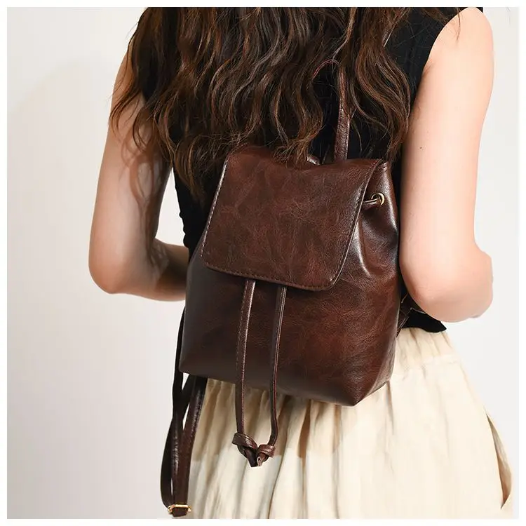 กระเป๋าถือสุภาพสตรีสีทึบวินเทจสาววิทยาลัยกระเป๋าเป้สะพายหลังหนัง Pu ขนาดกะทัดรัดน้ำหนักเบาเชือกกระเป๋าสะพายลำลองสำหรับผู้หญิง