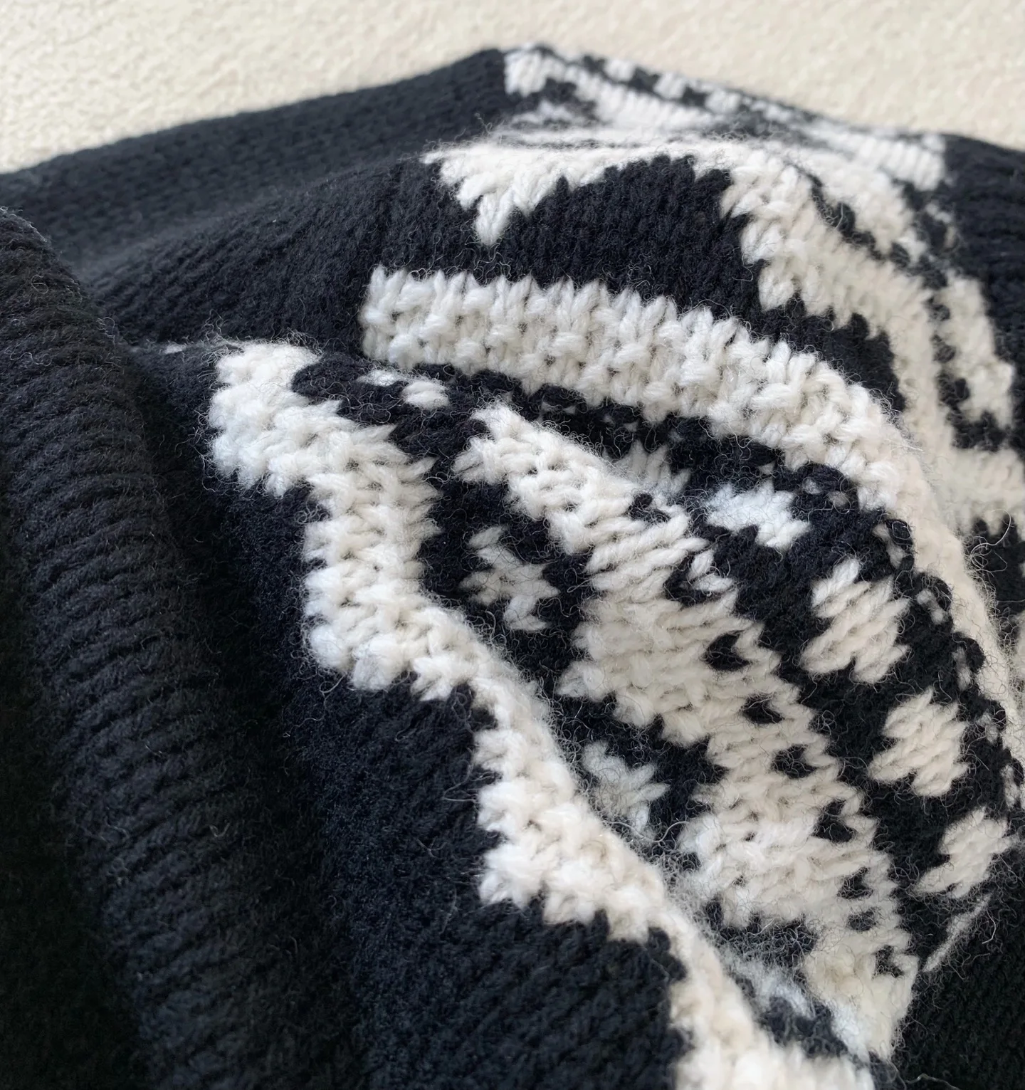 

New Autumn/Winter Retro High-Quality Black And White Color-Blocked Wool Chunky Knit Warm Coat For Women