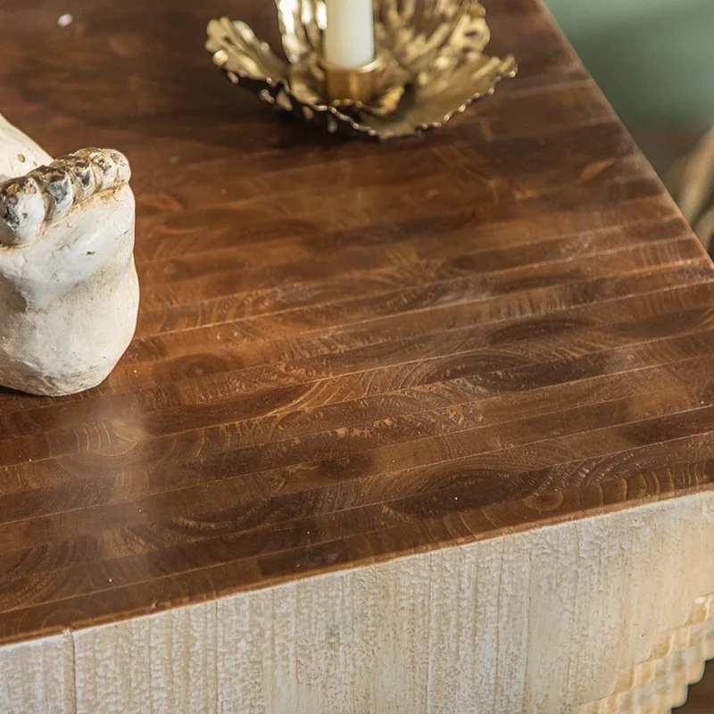 Niektóre ozdobne elementy na krawędzi sofy z drewna, retro i postarzane rogi.