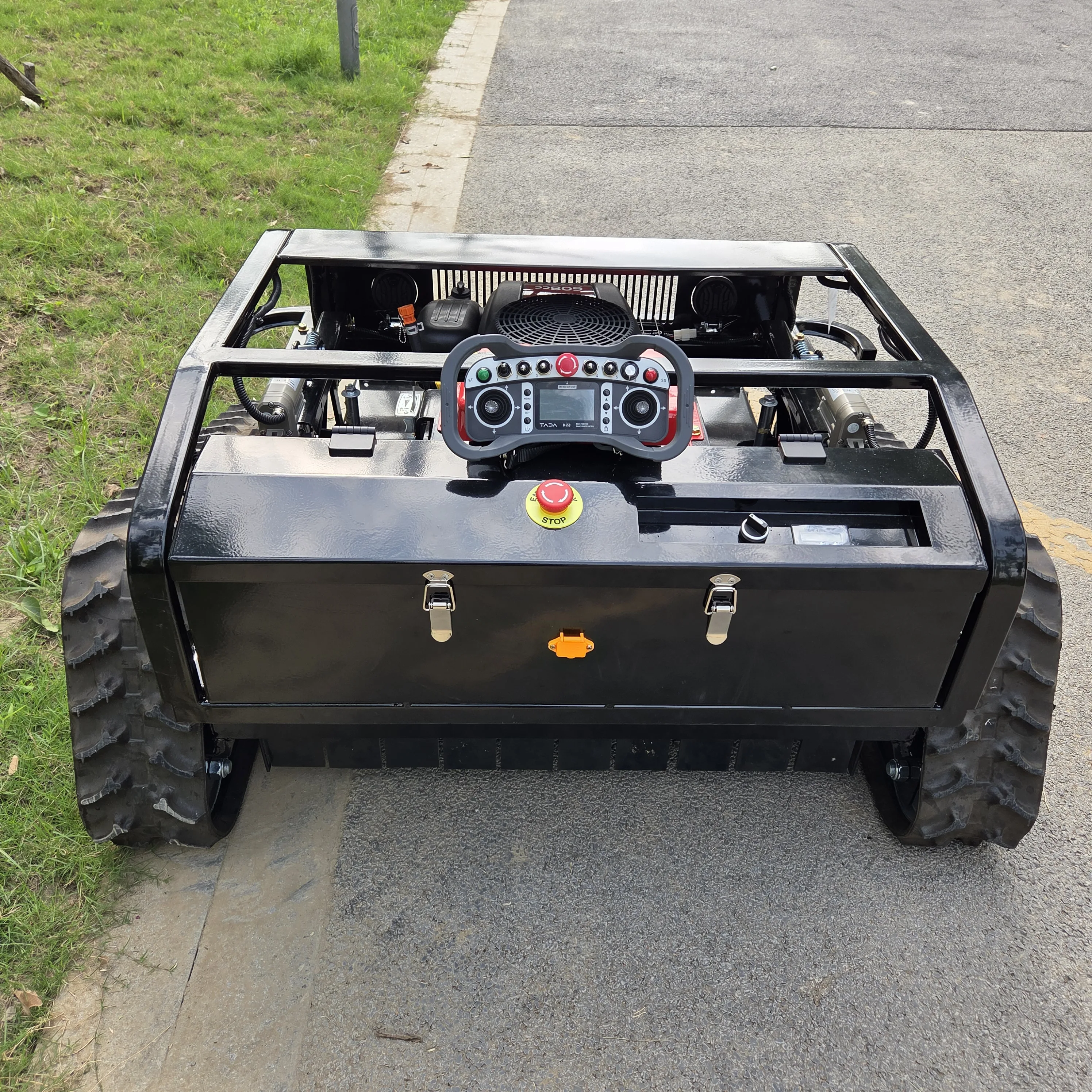 Вездеходная гусеничная газонокосилка 45г. °   альпинизм, стабильная резка садовых газонов на крутых схилах, хороший помощник для личной прополки.