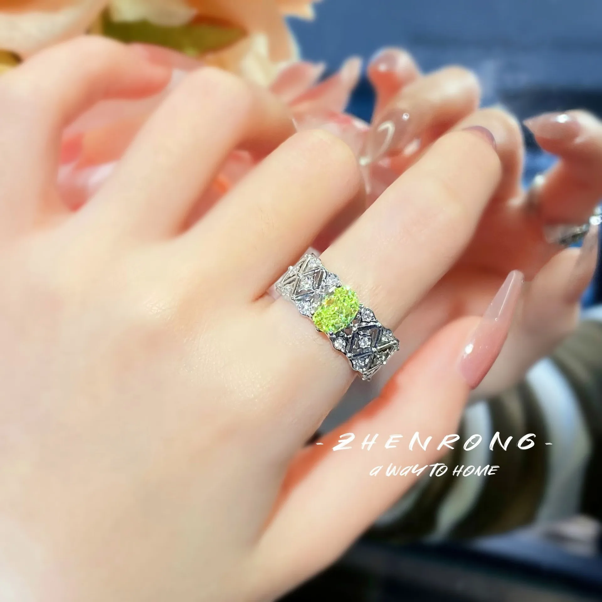 Fashionable Gorgeous Design Apple Green Lab Diamond Ring for Women Platinum Plating Engagemen Wedding Jewelry Anniversary Gift