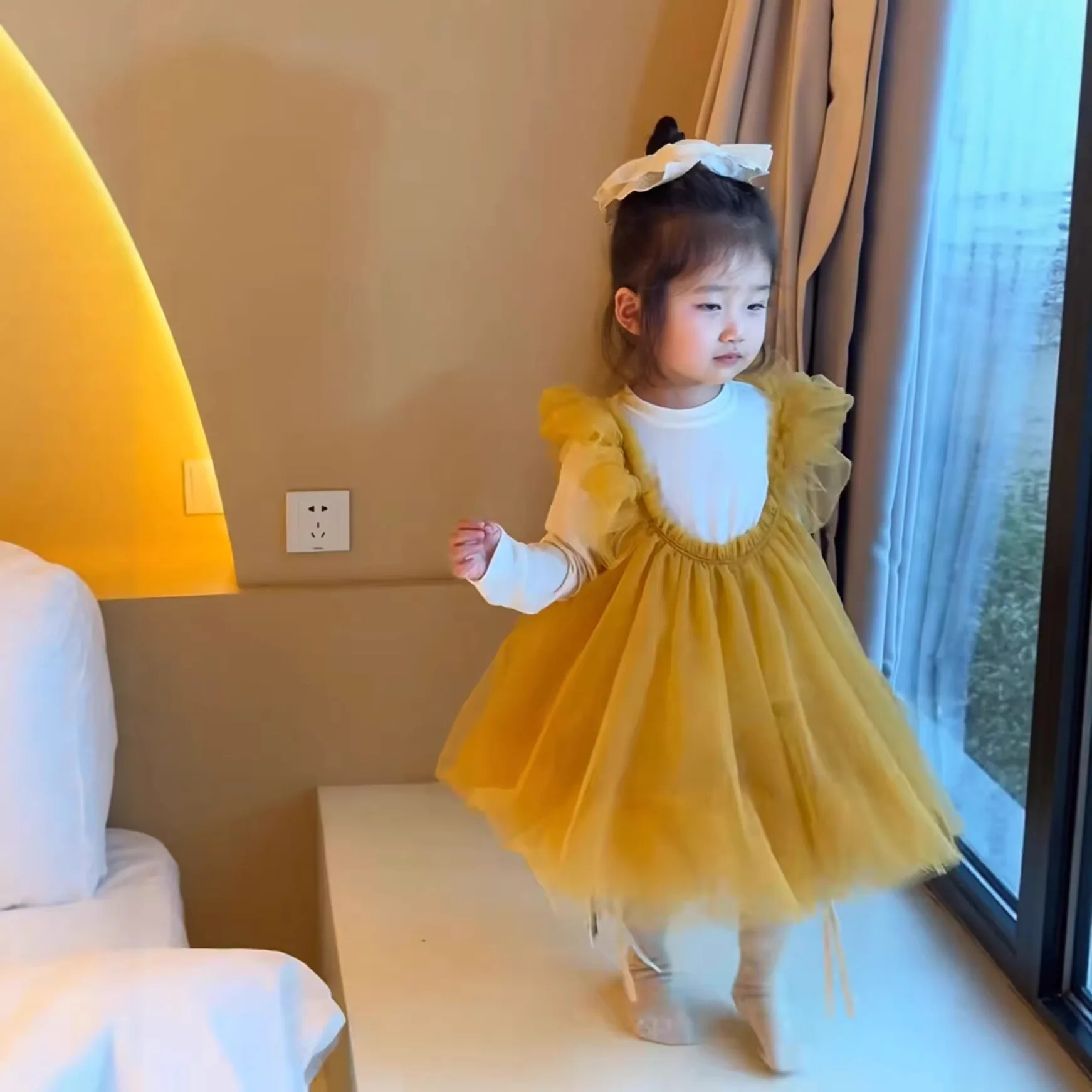 

Девушки носят желтые пушистые марлевые платья-бретельки и юбки принцессы с джинсами весной и летом.