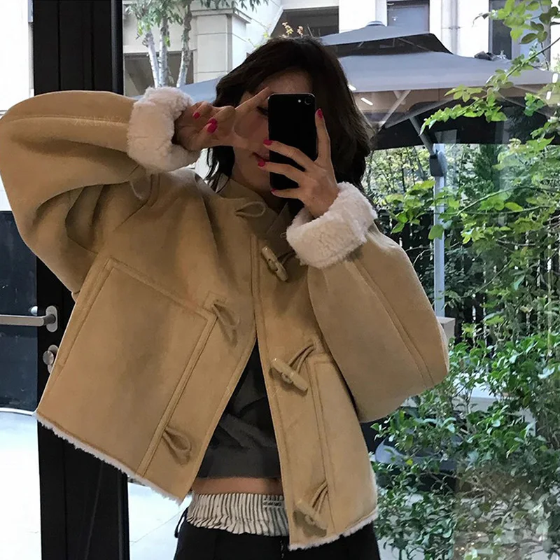 เสื้อแจ็คเก็ตหนังผสมขนแกะอุ่นสบายทันสมัยสำหรับผู้หญิง สไตล์เรโทร ทรงเบสบอล ติดกระดุม ทรงตรง