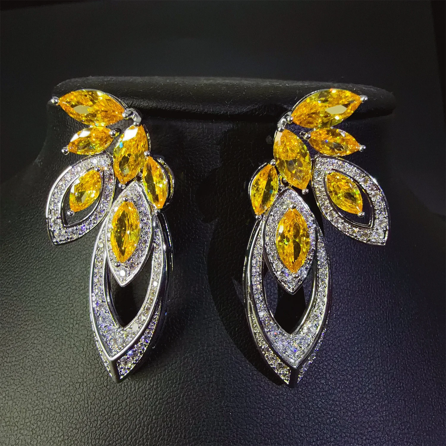 

Dazzling sliver color twinkle leaf everyday earrings women dress decoration light luxury jewelry wedding party gift E351