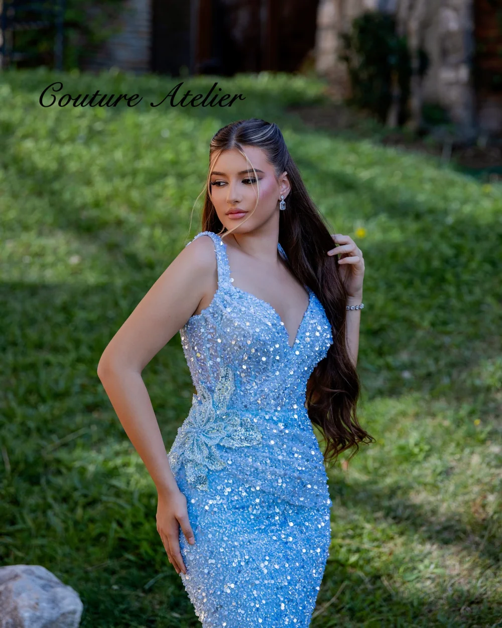 Vestido de cóctel de lentejuelas brillantes azules Vestido de fiesta de compromiso sin mangas con lado dividido alto Vestido ajustado de noche de graduación de Dubai sin espalda