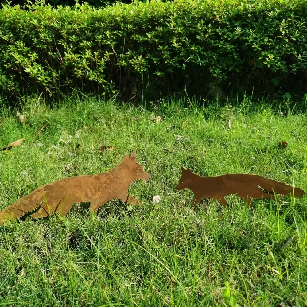 Outdoor Charm: Rustic Metal Fox Garden Stake – Delightful Halloween Decor, Functional Ornament for Yard Enhancement