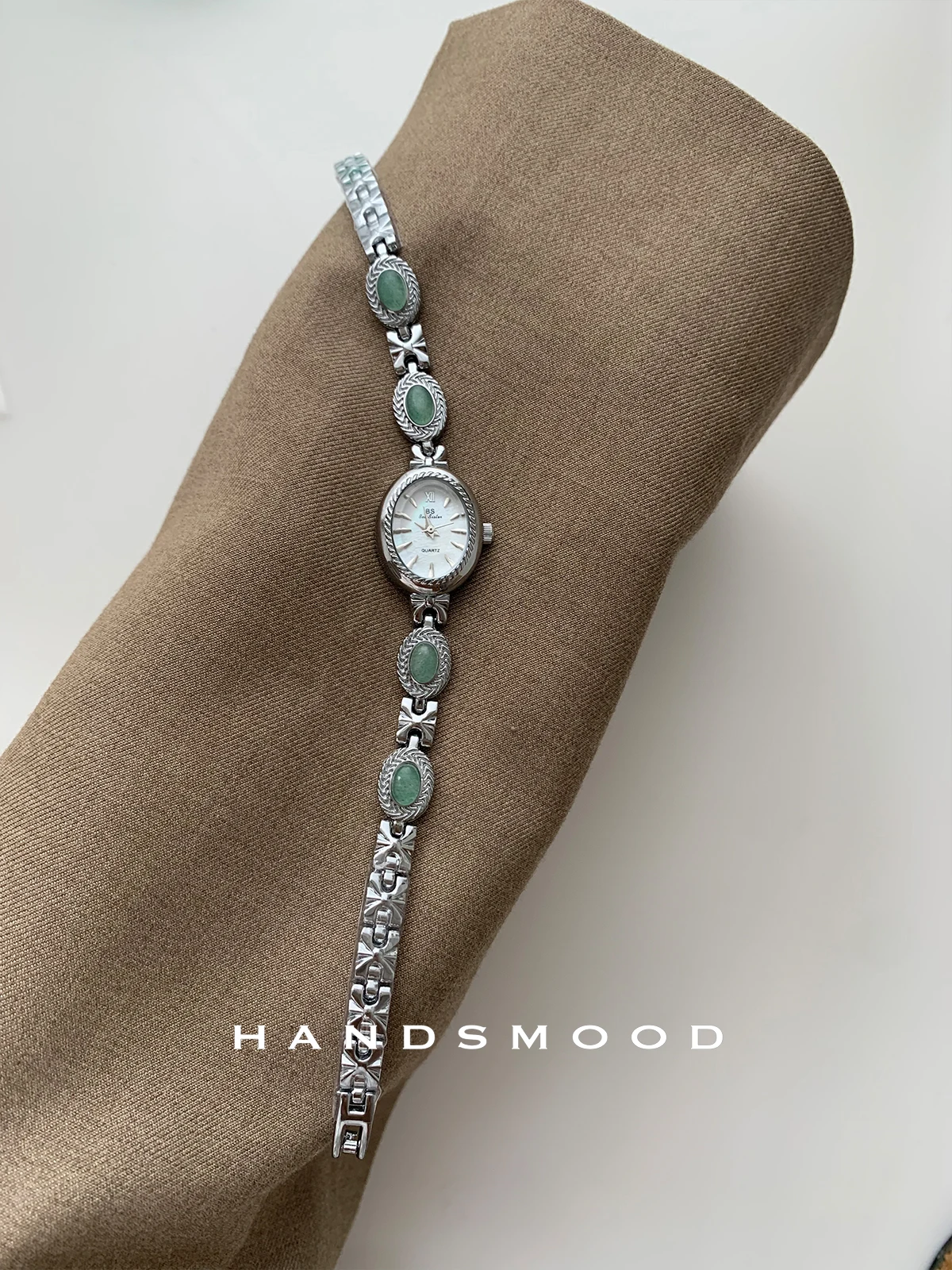 Stylish quartz wristwatch, small dial, jade bracelet style, elegant and fashionable women's watch, a perfect gift for ladies.