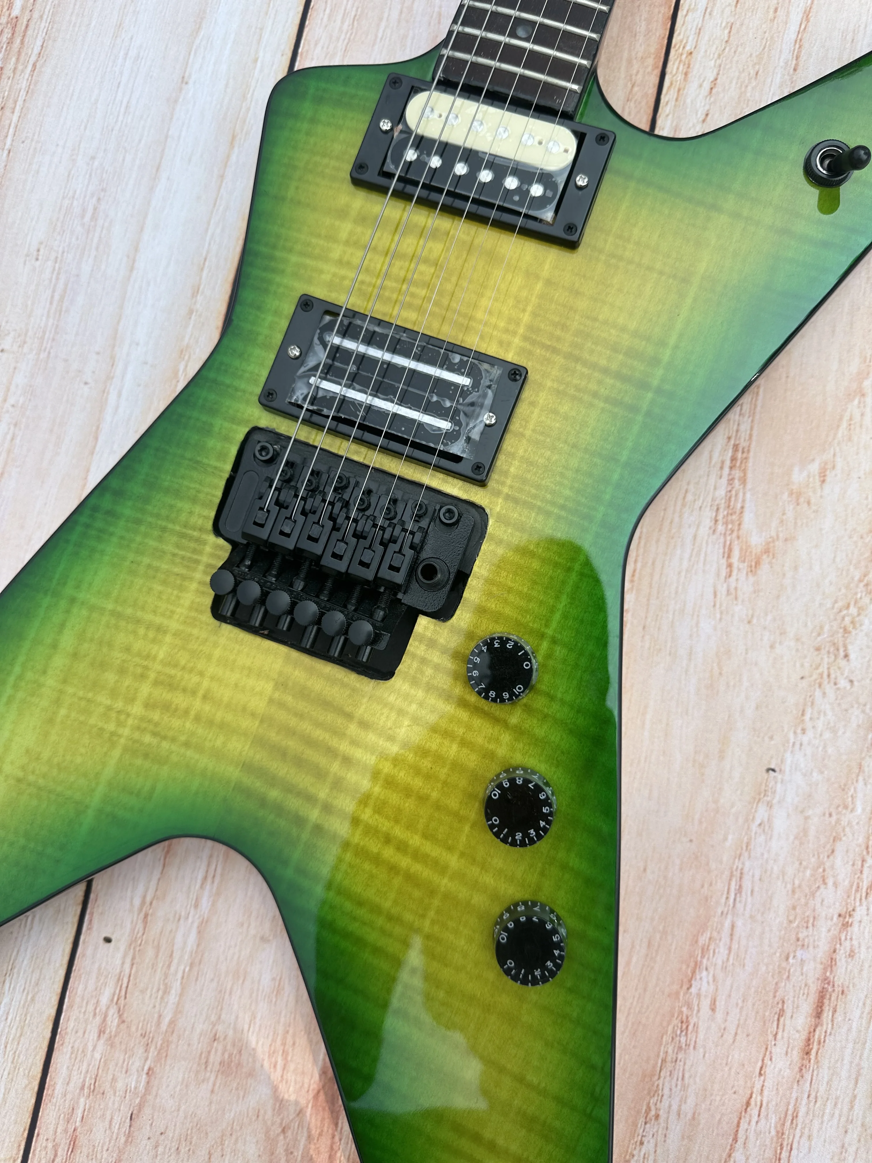 Irregular electric guitar, green tiger pattern, black accessory, dual shake tremolo, in stock, including shipping