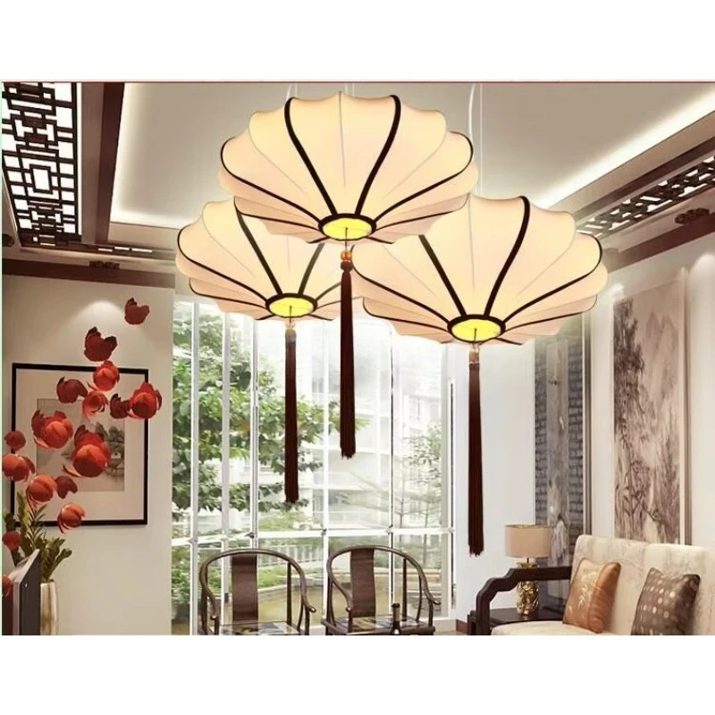 吊り下げられた照明付きの布製ランタン