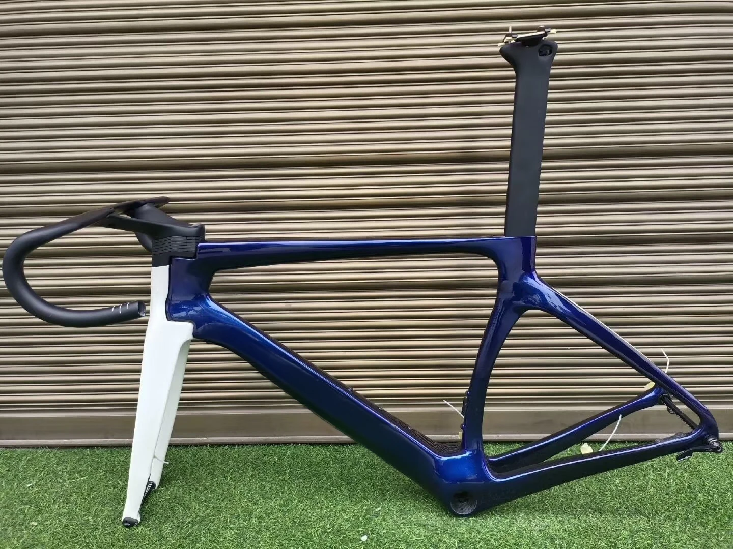 

2025 S5 Carbon Road Bike Frame BB79 Di2/Mechanical Compatible 12x100/142mm Thru Axle Disc Brake Custom Paint Custom Logos