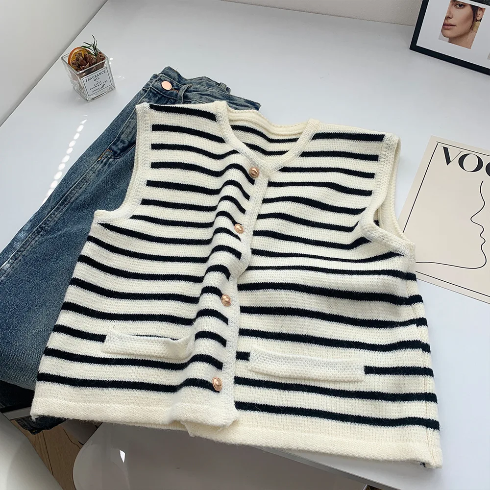 Women\'s Striped Knitted Vest Spring Autumn Fashion O-Neck Sleeveless Sweater French Elegant Gold Buckle  All-Match Cardigan Top