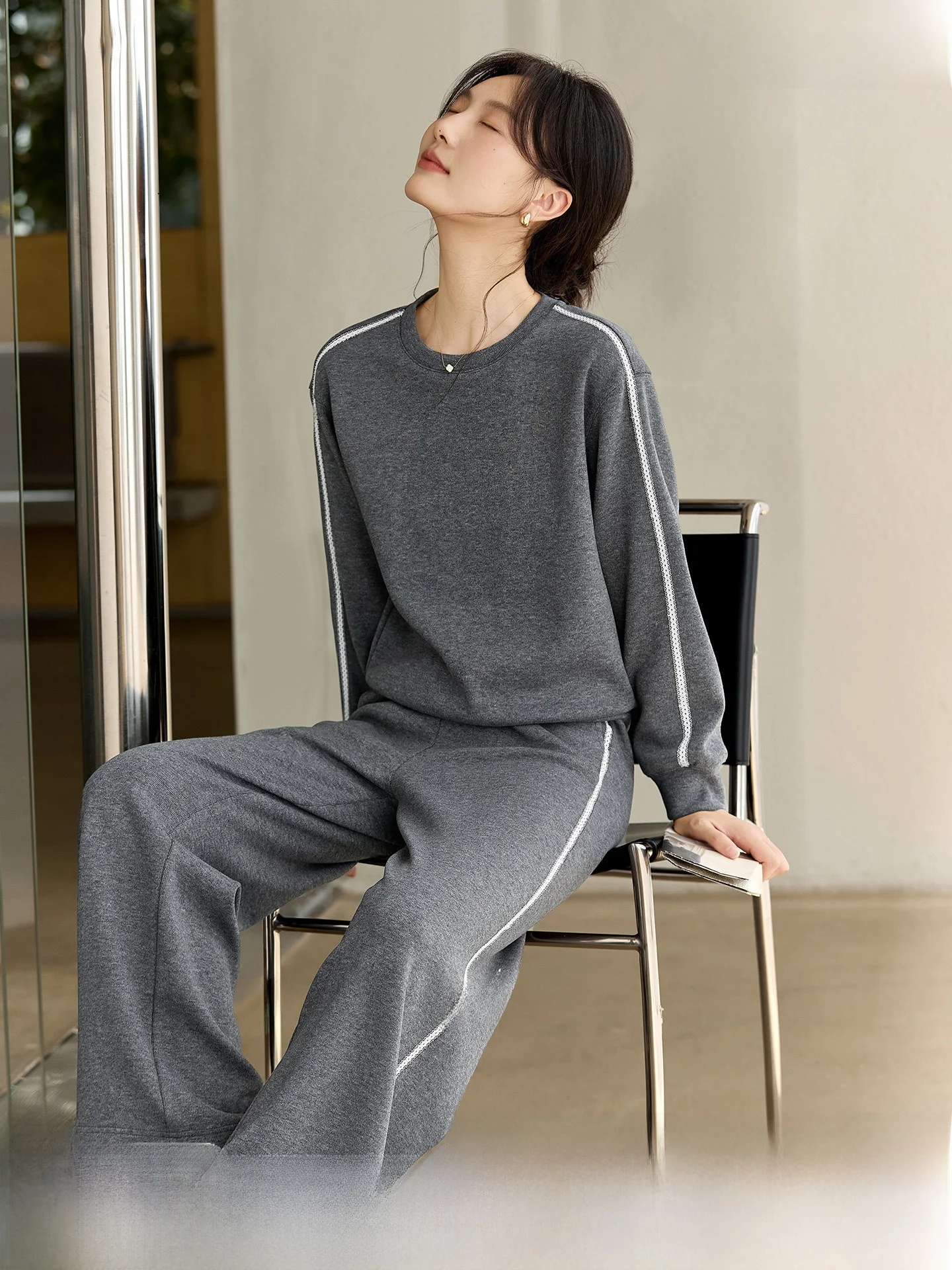 

Серый вязаный комплект: свитшот с круглым вырезом и брюки с широкими штанинами, повседневный стиль, осенняя коллекция, модный ансамбль