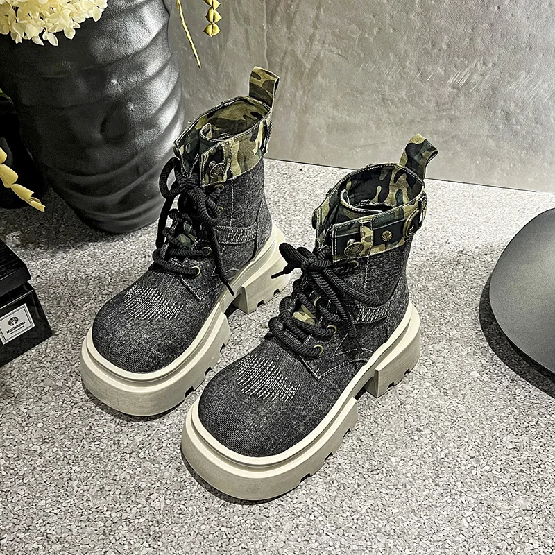 الدنيم قماش أحذية الموضة للنساء 2025 الصيف سميكة سوليد تنوعا موضة أحذية بوت قصيرة النمط البريطاني مدخنة الأحذية