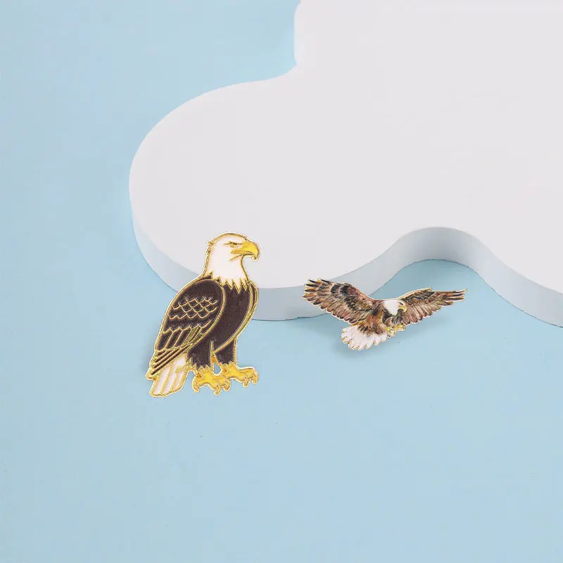 Realistisches Emaille-Anstecknadel-Set mit dem Kehlgeier, schwebender und sitzender Raubvogel, Wildtier-Natur-Abzeichen, goldener Umrandung, Brosche, Schmuck, Geschenk – Detail 5