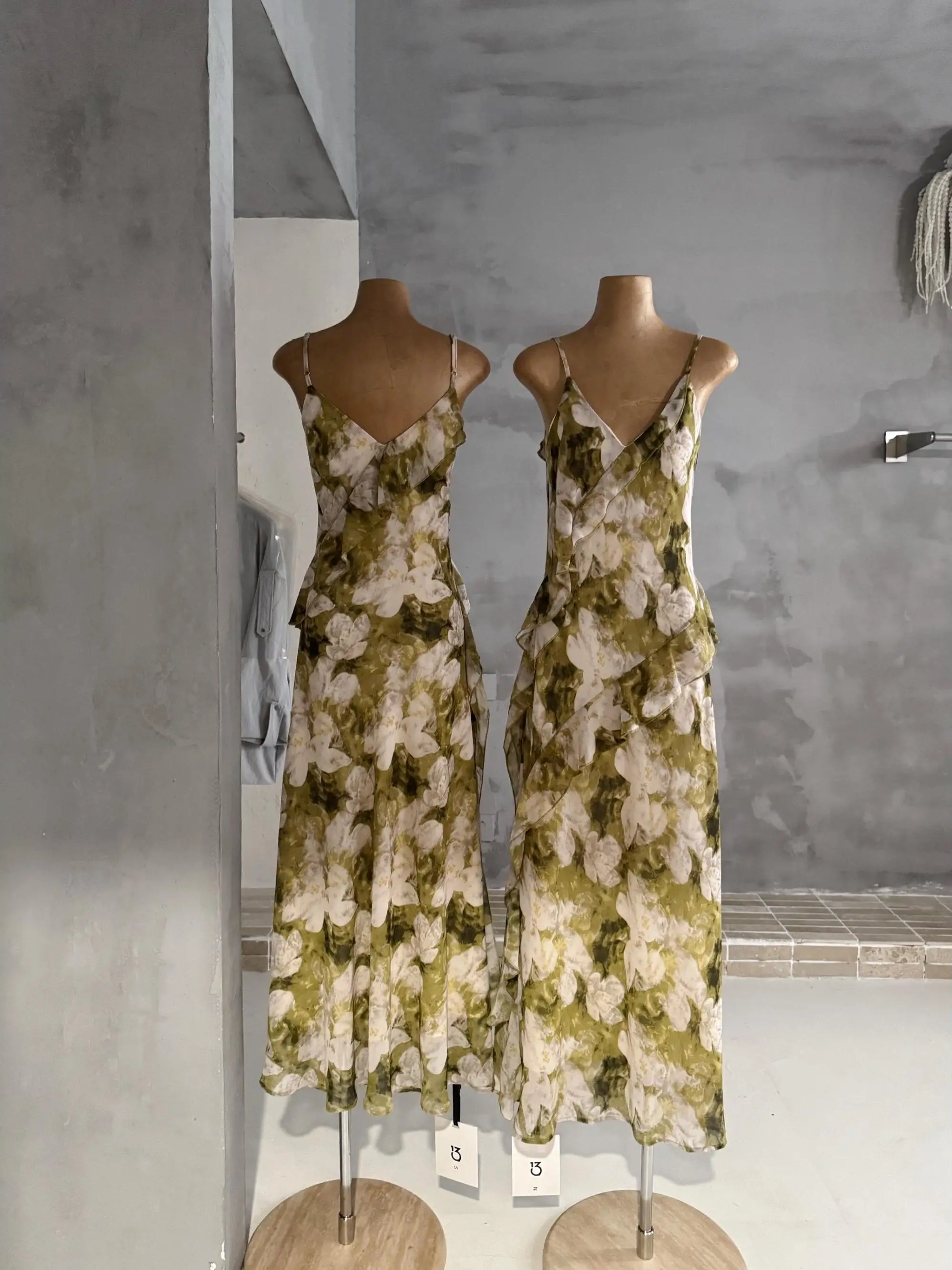 

Elegant Green Floral Waist-Cinching Strapless Dress for Women Summer Beachwear Casual Slim Fit V-neck Long Dress