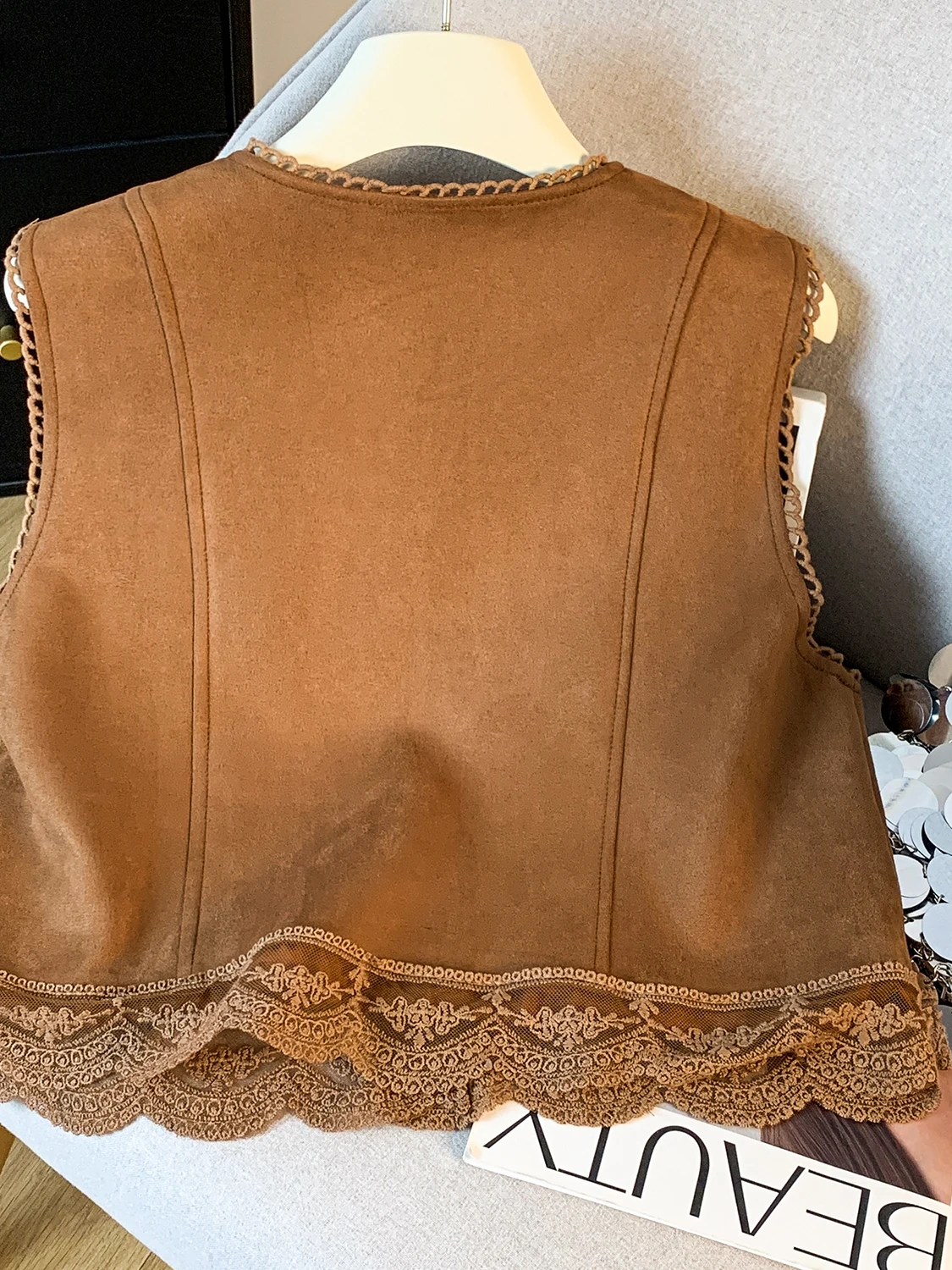 

Замшевый жилет с кружевом в стиле ретро, женская осенняя одежда, дорожная одежда, топ с v-образным вырезом, универсальный, обычный, тонкий, другие материалы...