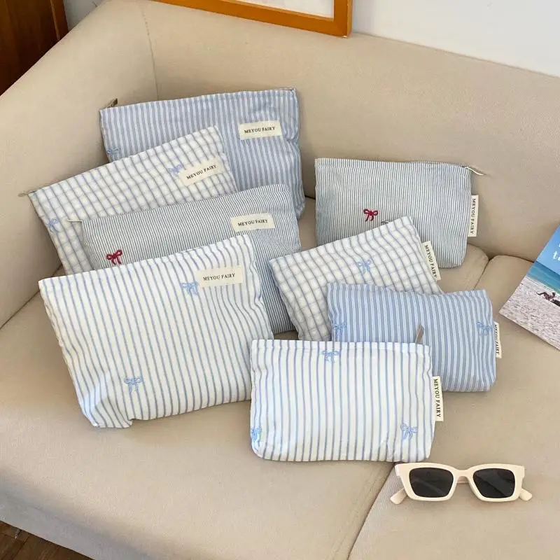 ライトブルーのストライプのリボン付き化粧品バッグ、女性用トラベルメイクアップオーガナイザー、ジッパー付き、多用途トイレタリーポーチ