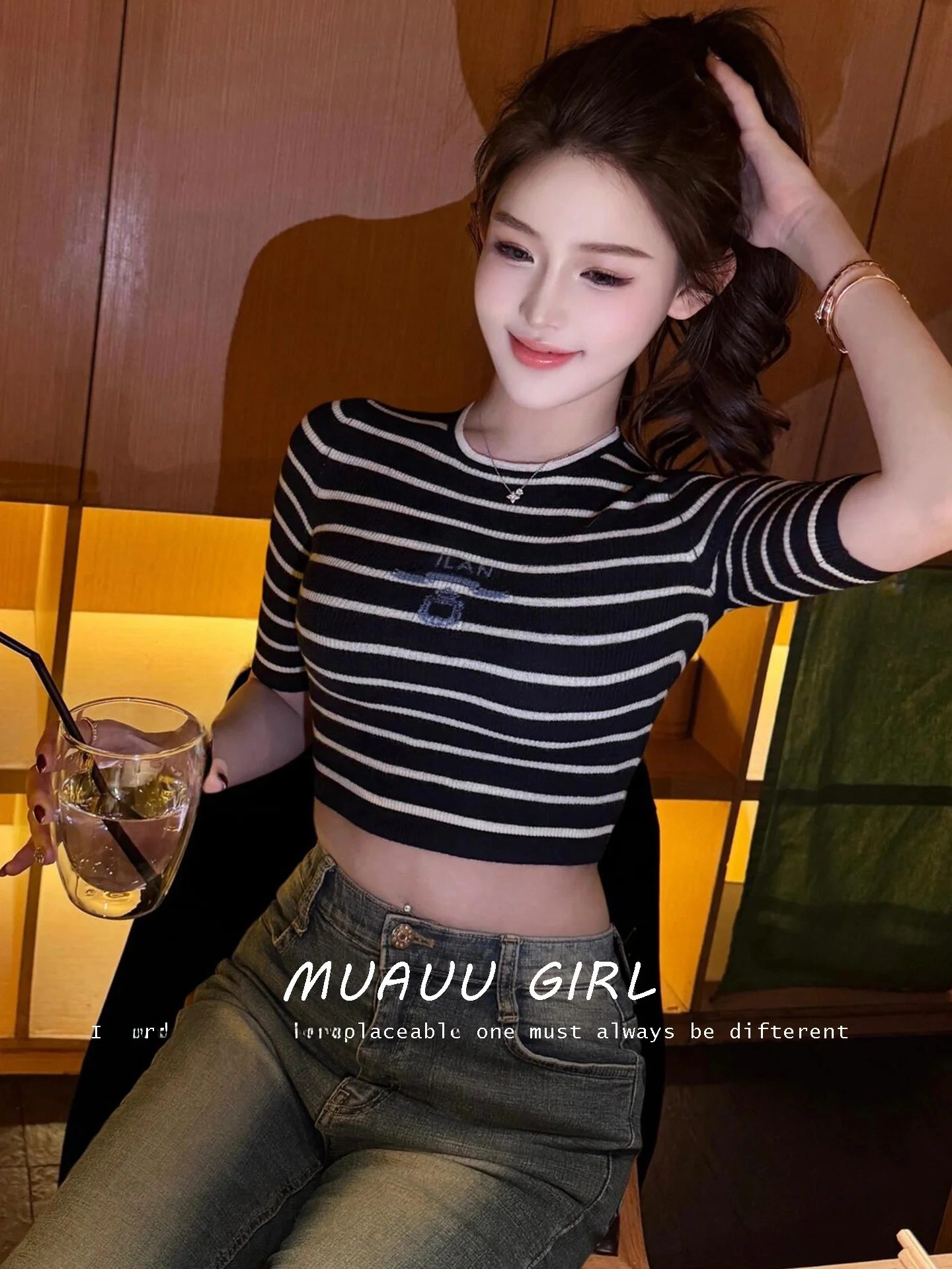 

MUAUU GIRL Classic Show Style 26SS Шерстяная вязаная футболка с круглым вырезом и коротким рукавом, повседневный крой, из мягкой шерсти, с вышитыми буквами и надписями