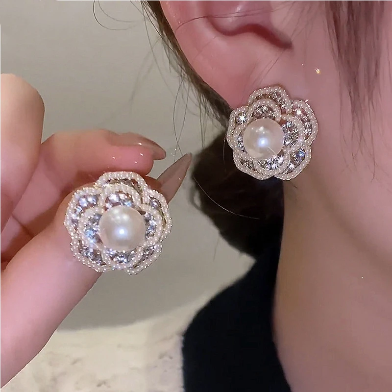 2023 Korean Elegant Romantic Imitation Pearl Flower Stud Earring for Women Luxury Rhinestone Earring Wedding Jewelry Accessories