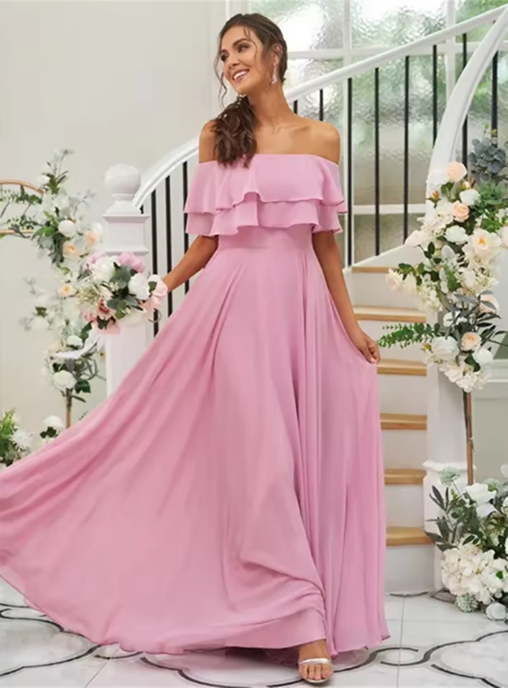 Eleganti abiti da damigella d'onore in chiffon rosa con spalle scoperte increspate volant pieghettato 2024 semplice abito da ballo per festa di nozze personalizzato