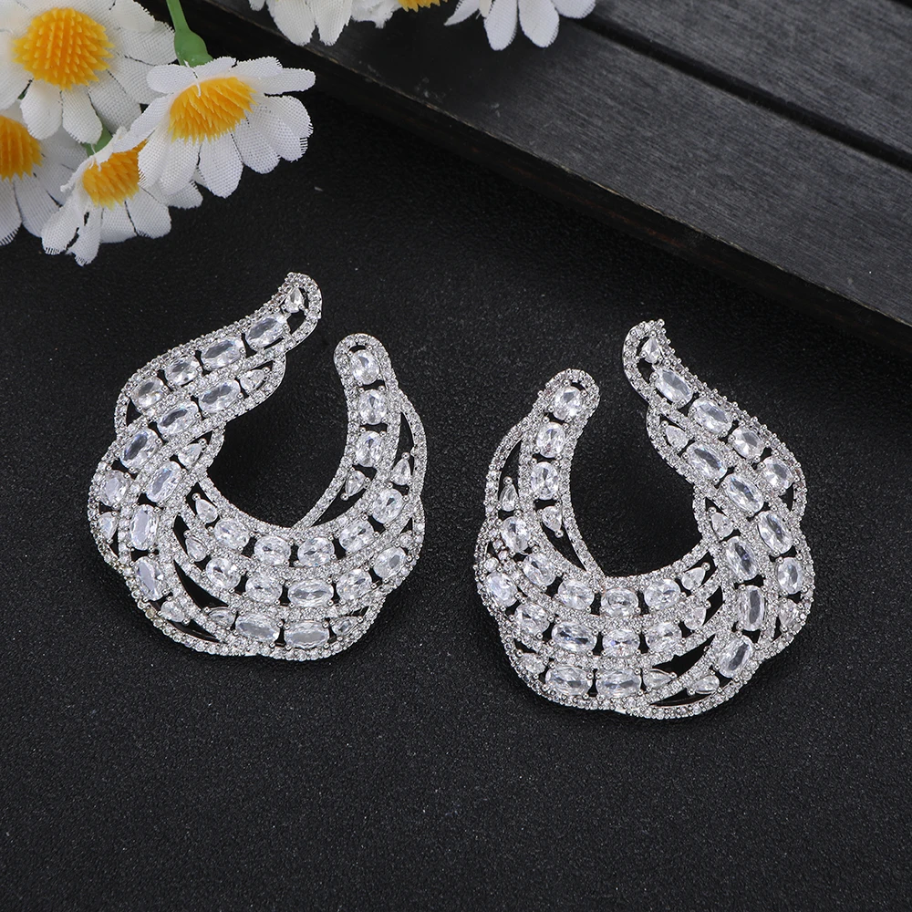 

Изысканное кольцо с изумрудом и полной инкрустацией цирконами, винтажный массивный дизайн, серебристый оттенок, женское роскошное украшение на палец