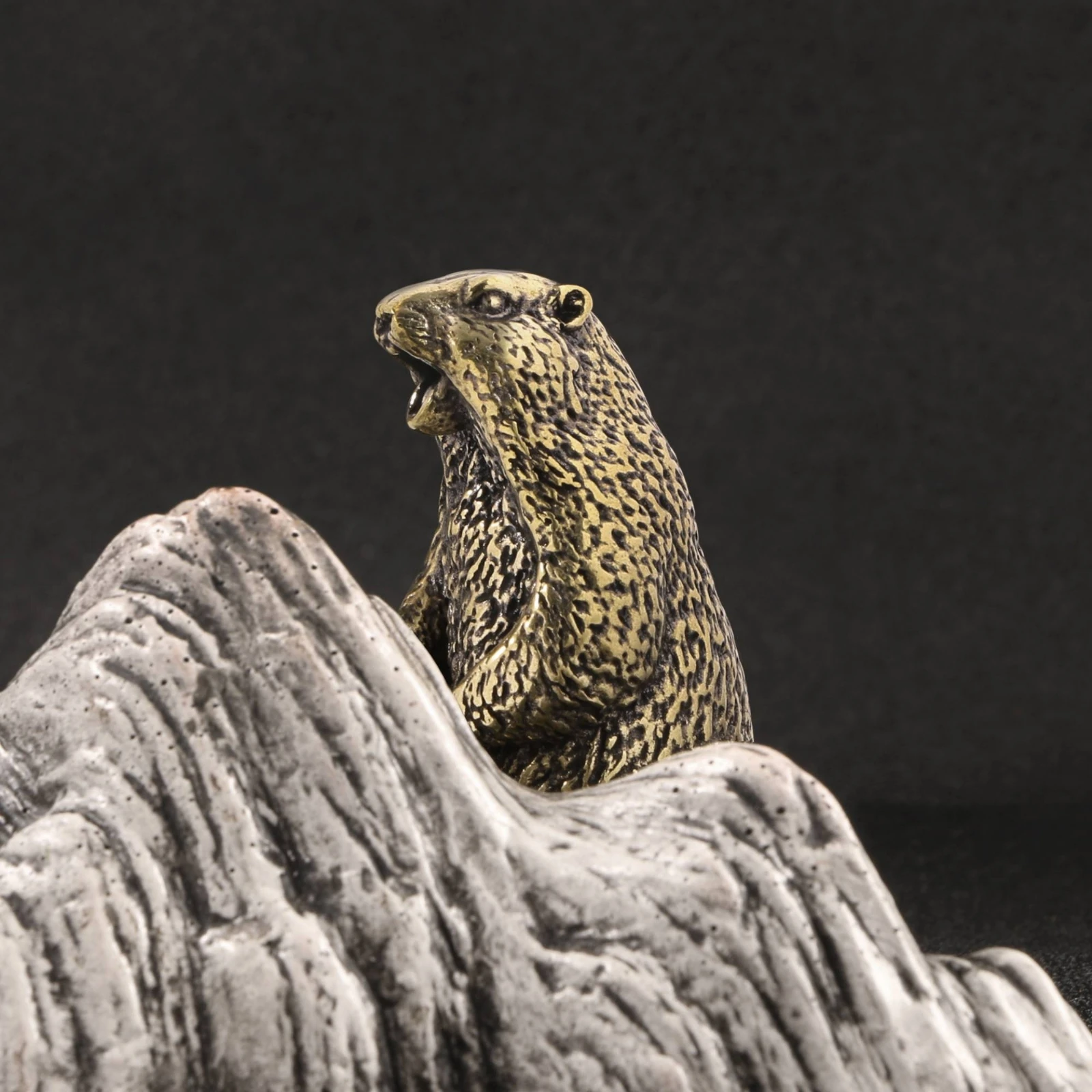 Groundhog Figurine Brass-Colored Groundhog Statue Groundhog Figurine Compact Garden Decor Miniature for Collectors, Desk