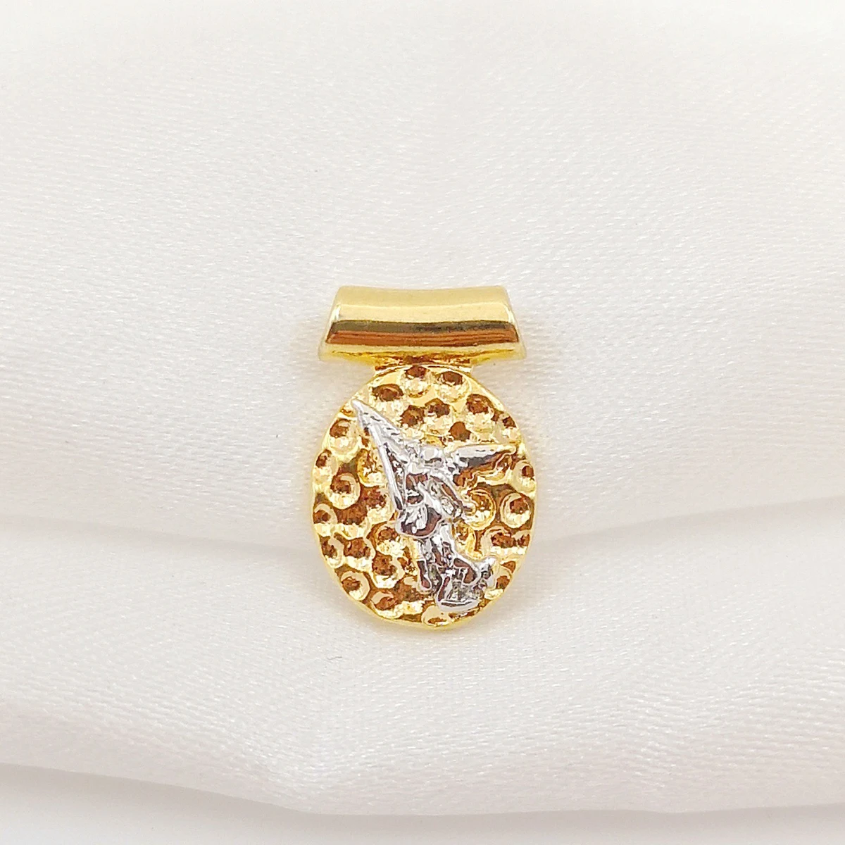 Dijes ovalados de Nuestra Señora martillados en cobre chapados en oro negro para hacer joyas DIY Colgante de medalla de cruz plateada para pulseras Regalos de comunión para hombres y mujeres Joyería católica
