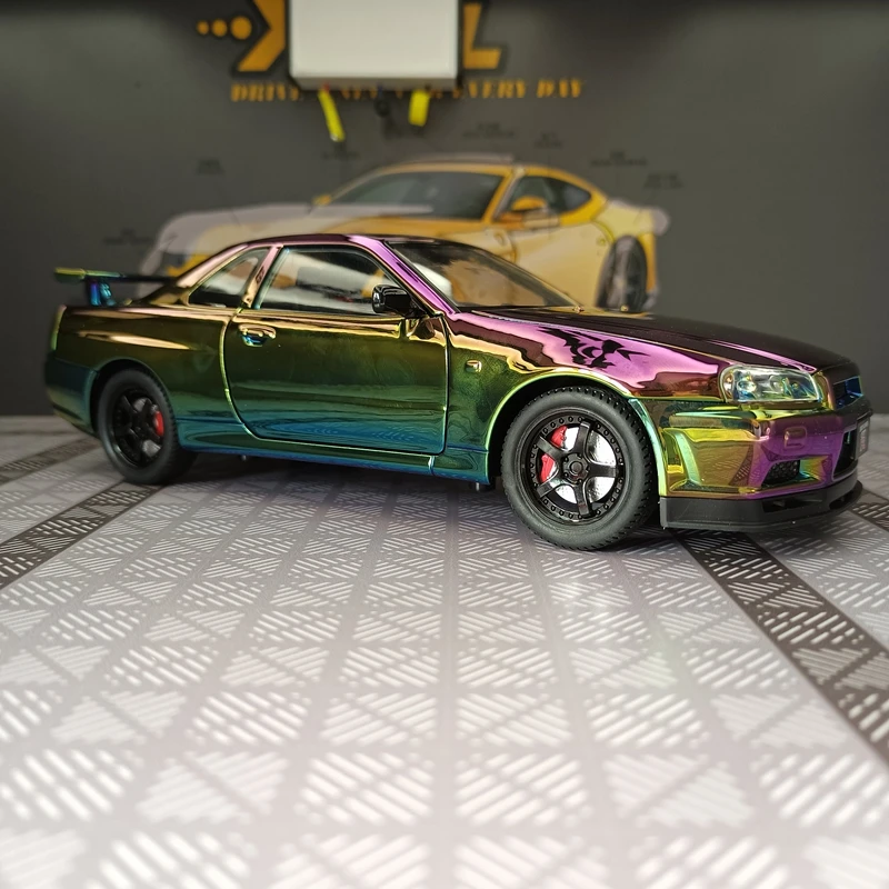 1:24 Nissan GT-R34 modelo de coche de aleación galvanizada ornamento, puertas y capó del motor, el maletero se puede abrir con regalos de sonido y luz
