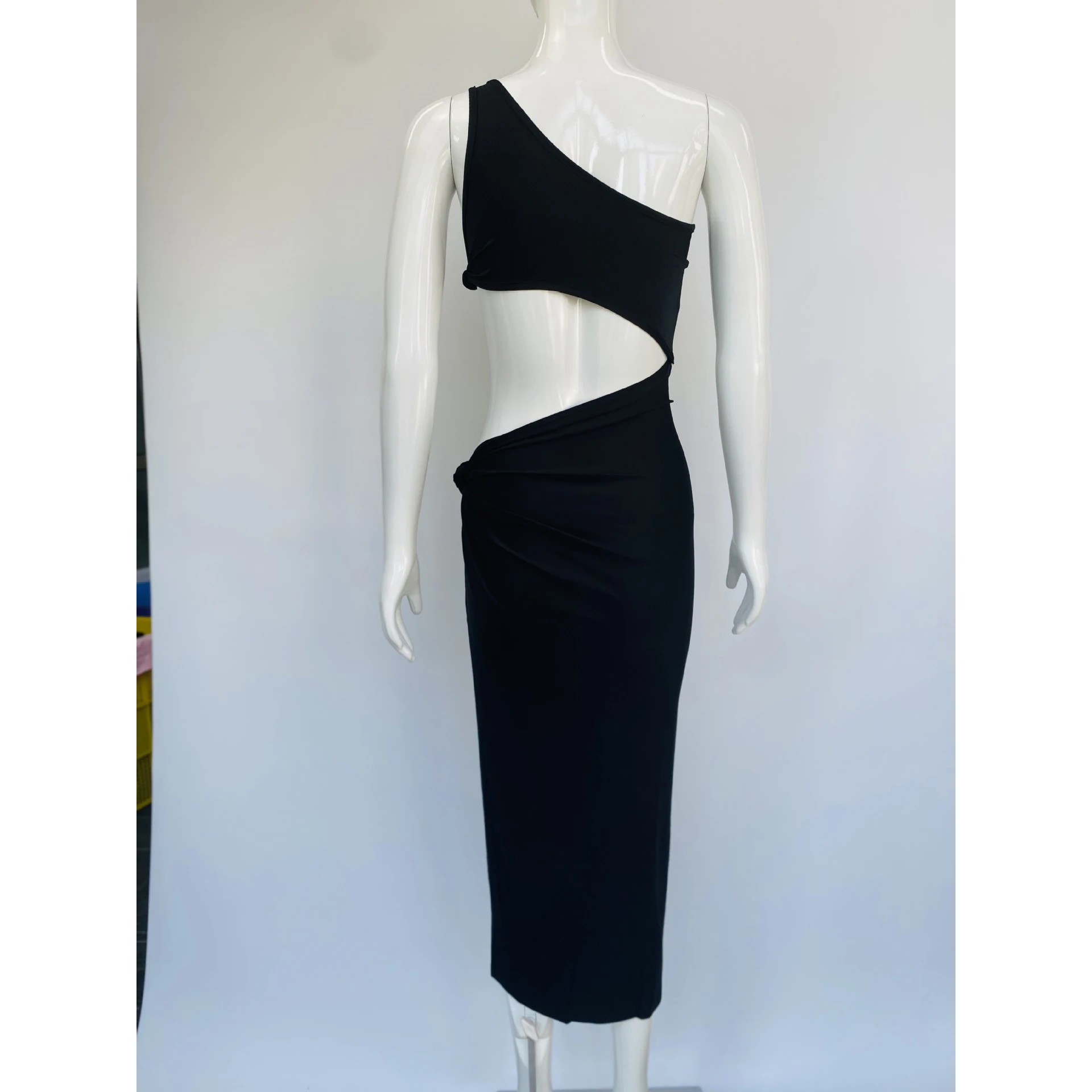 เดรสออกงานกลางคืนแบบเซ็กซี่สำหรับผู้หญิง แขนกุด ไหล่เดียว ผ้าสีพื้น ตัดเย็บแบบเว้าช่วงตัว ผ่าข้าง ทรงบอดี้คอน