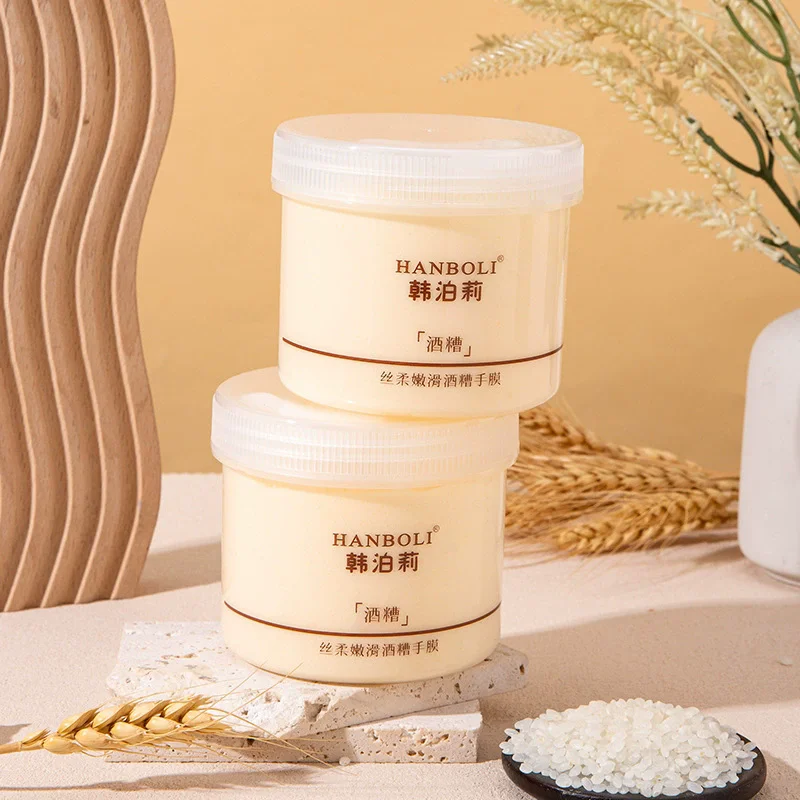 The wine lees whitening hand mask hydrates and smoothens the arms and feet. It takes care of dry, cracked and rough hands, moist