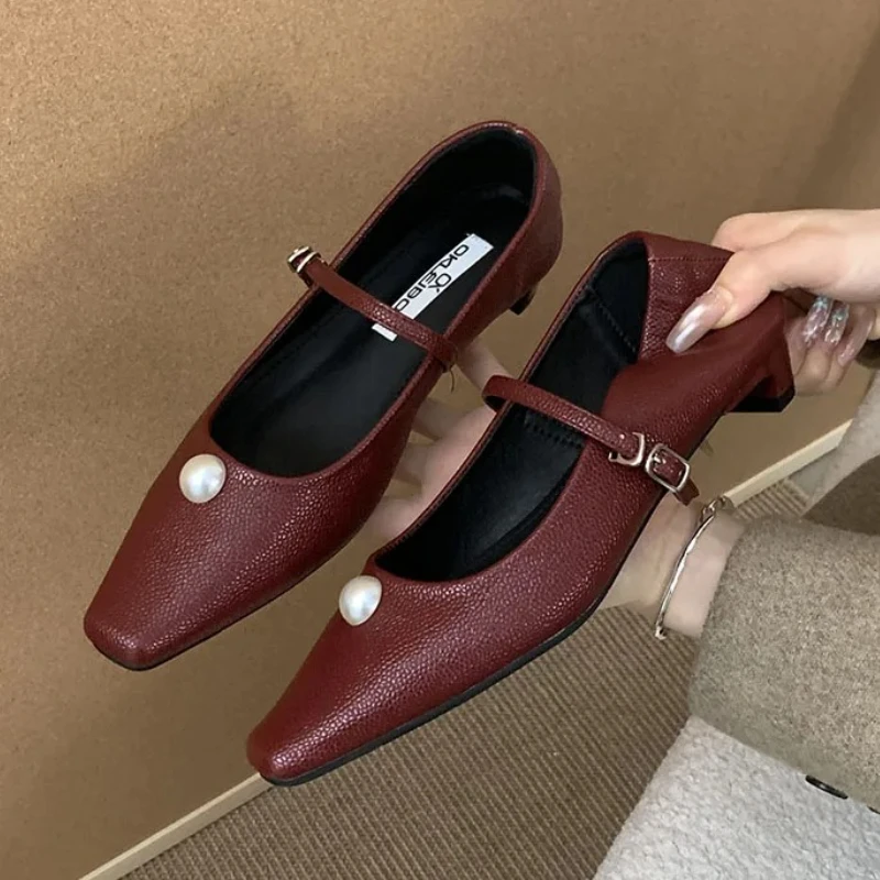 

Элегантные дизайнерские туфли-лодочки из мягкой кожи на низком каблуке, женские пикантные туфли Мэри Джейн с квадратным носком и жемчужной пряжкой, роскошные брендовые модельные туфли