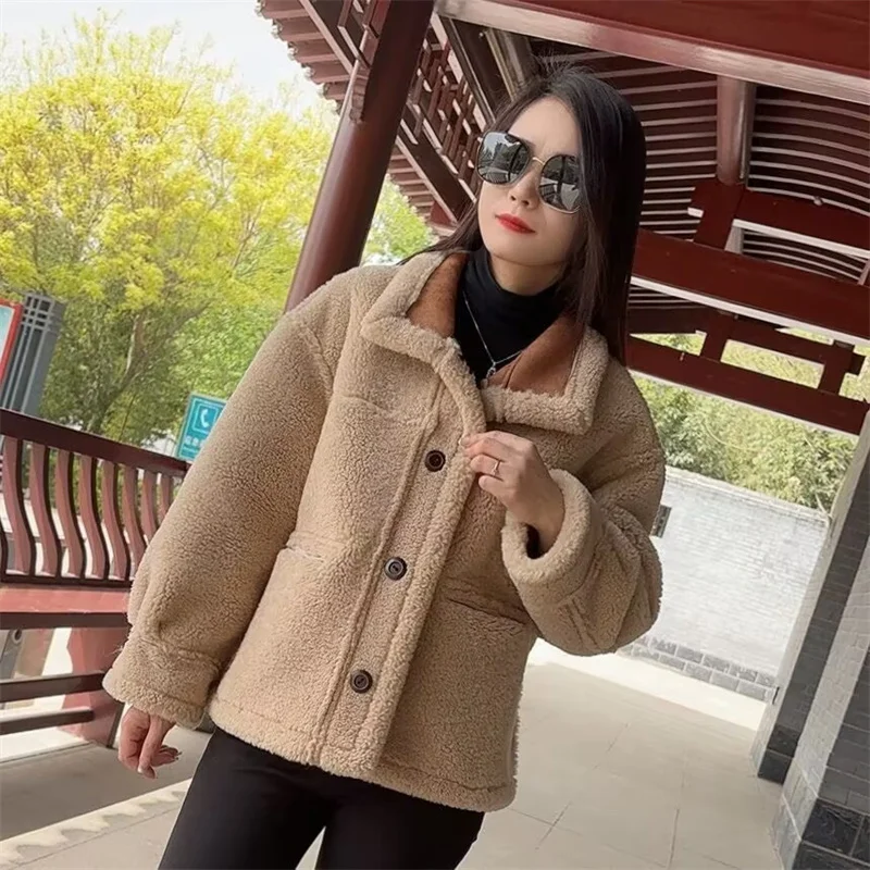 เสื้อแจ็คเก็ตผ้าหนังกลับแขนยาวสำหรับผู้หญิง ปี 2025 เสื้อโค้ทขนแกะหนานุ่ม คอตั้ง สไตล์เรโทร แฟชั่นผู้หญิง เสื้อคลุมขนสัตว์อุ่นๆ
