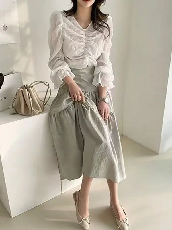 Saia midi psada fena com mangas sino, cintura elástica, modelagem alta, longa, de aodão, cor sólida, estilo casual p...