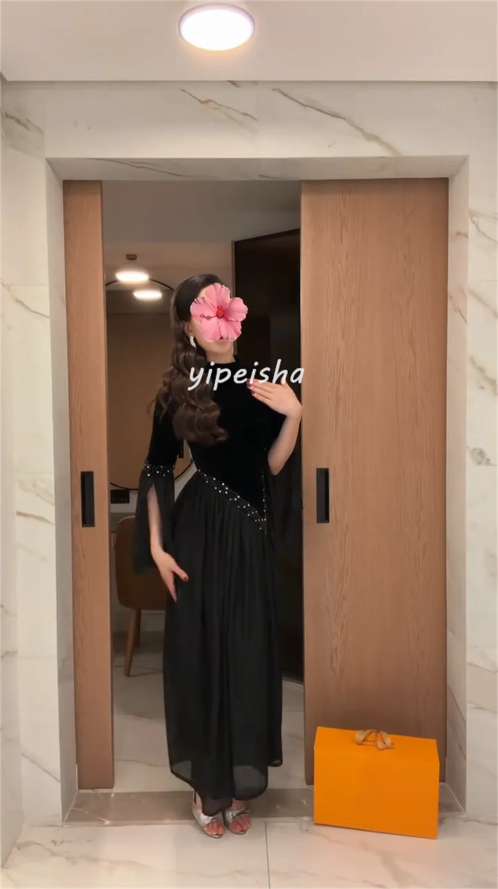 Sukienki midi o kroju litery A z wysokim kołnierzem, z szyfonu, z plisami, drapowaniem, zdobione perłami i kryształkami, wysokiej jakości, szyte na miarę.