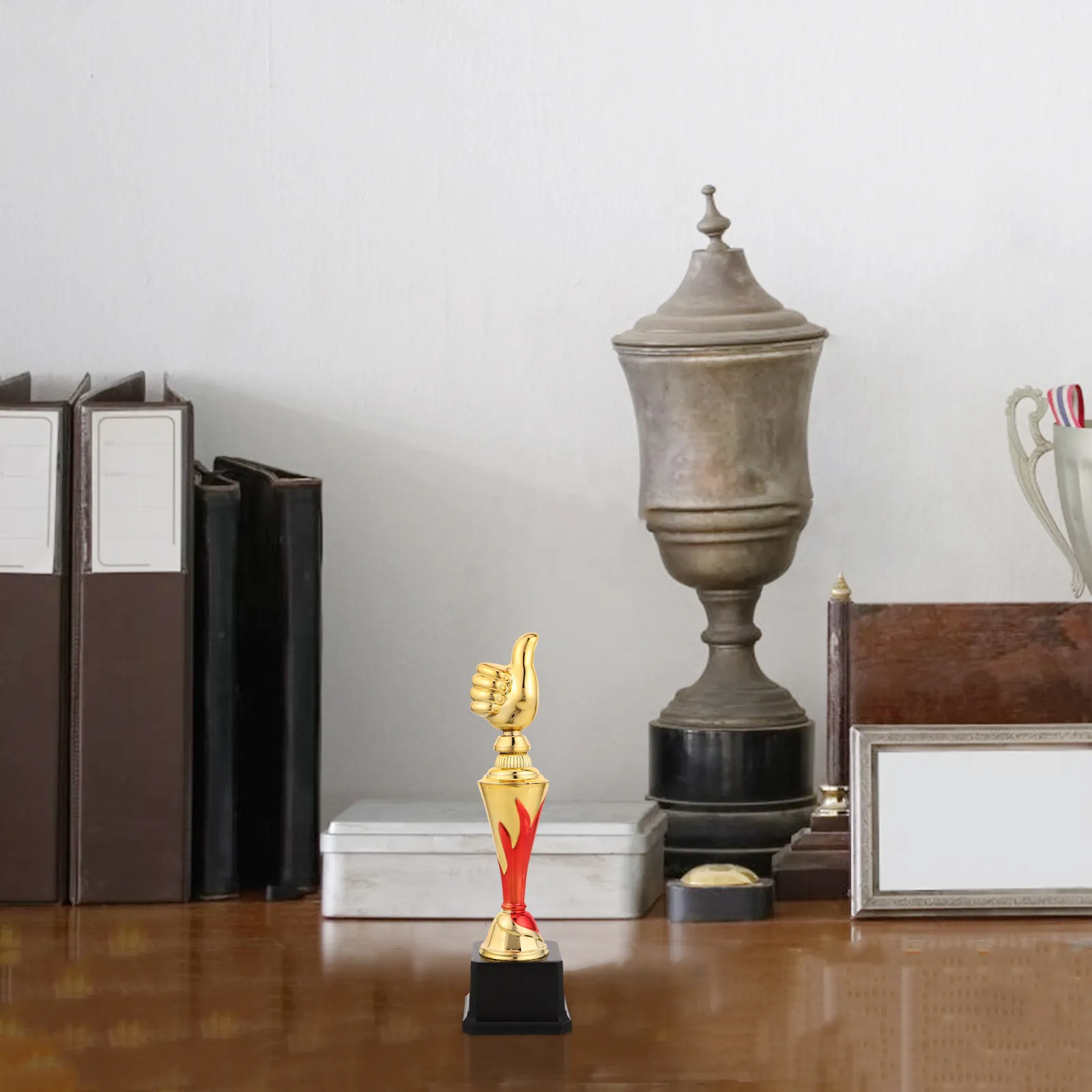 

Золотая пластиковая статуэтка-кукла «Палец вверх» для награждения студентов, спортивных достижений, признаний учителям, награды победителям