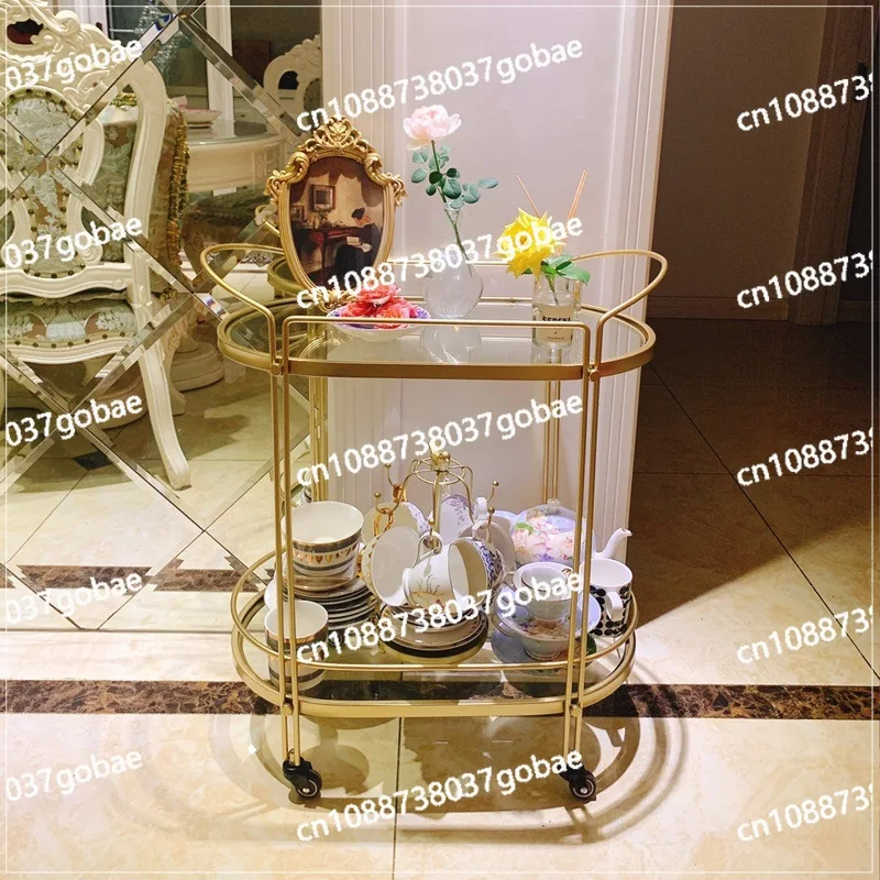 جانب المطعم الفاخر الخفيف الشمالي عدد قليل من عربات طاولة الشاي وعربة النبيذ مع رف متحرك بعجلات