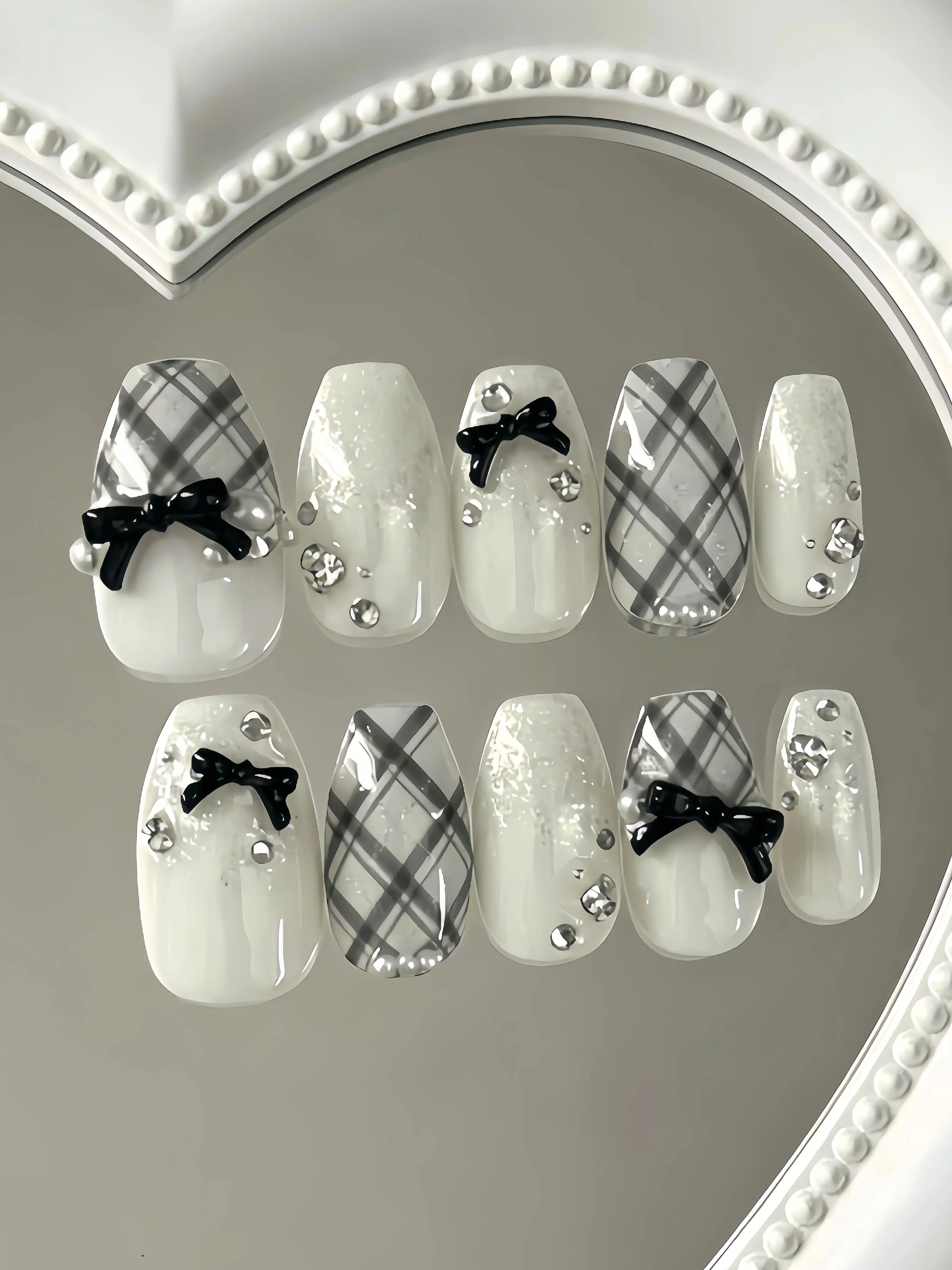 Trapezoidal-Shaped Korean-Style College-Style Black and White Checkered Press-On Nails, Gentle and Pure Beauty Nail Pieces